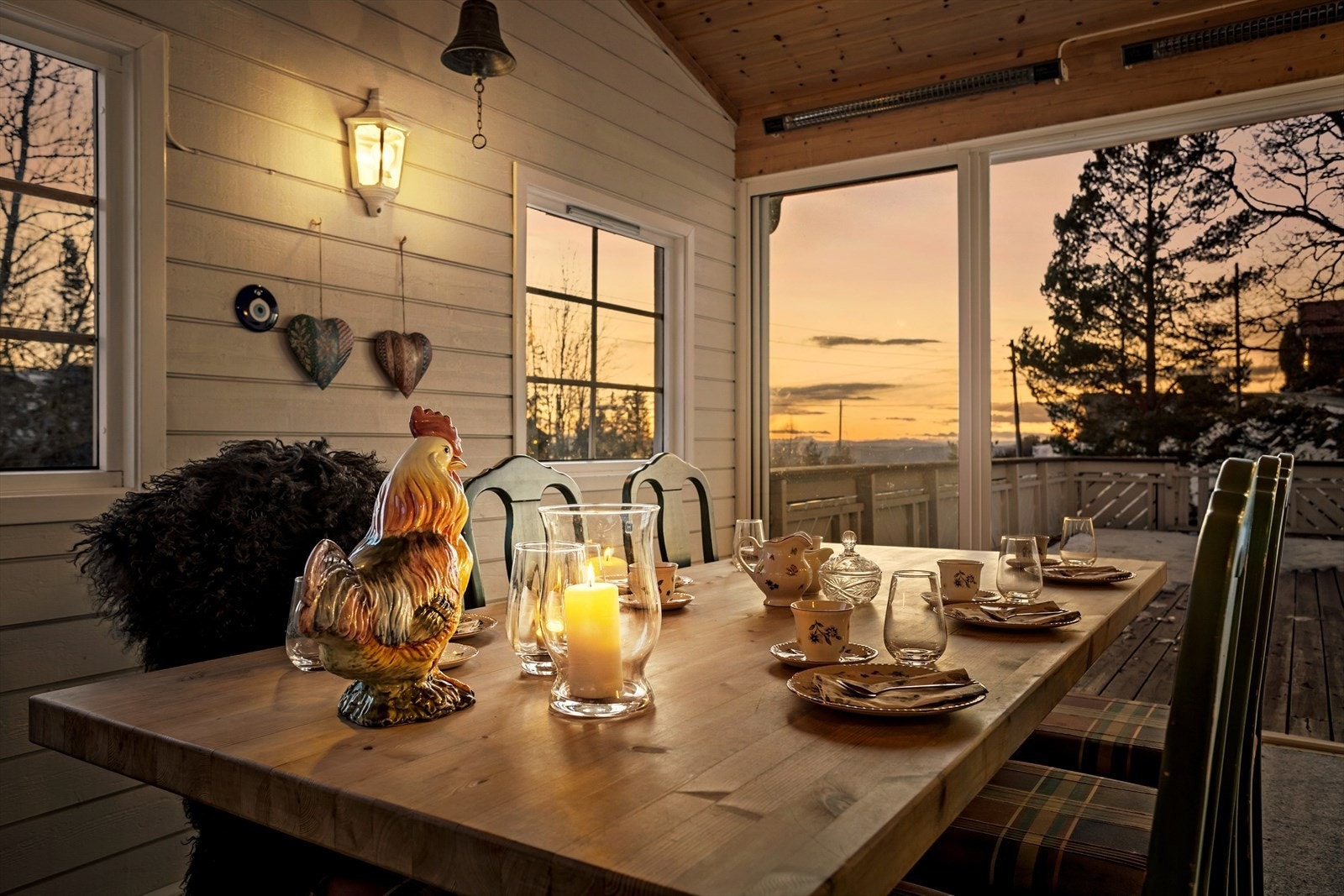 - Fra stua er det utgang til den store sydvestvendte terrassen og utestua med varmelamper som gjør det mulig å nyte lange sommerkvelder uansett værforhold! - Galleribilde