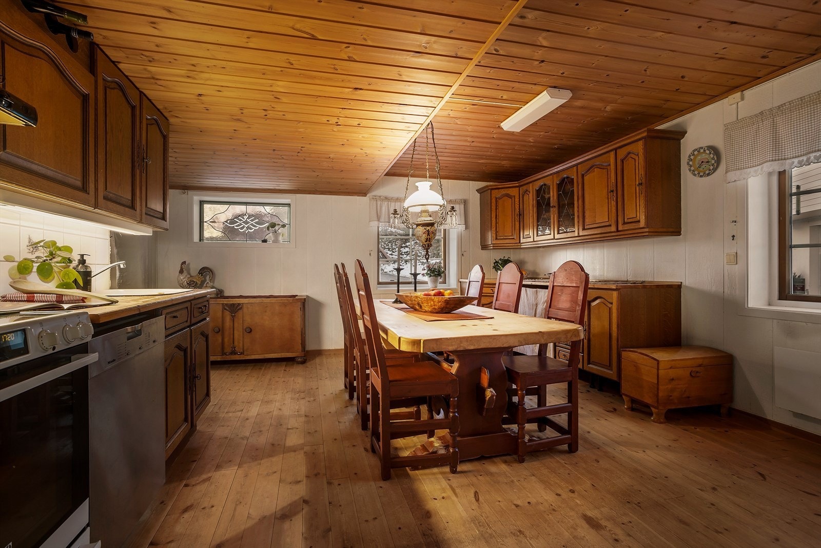 - Kjøkkenet i hjertet av huset har god plass til langbord som innbyr til hyggelige sammenkomster! - Galleribilde