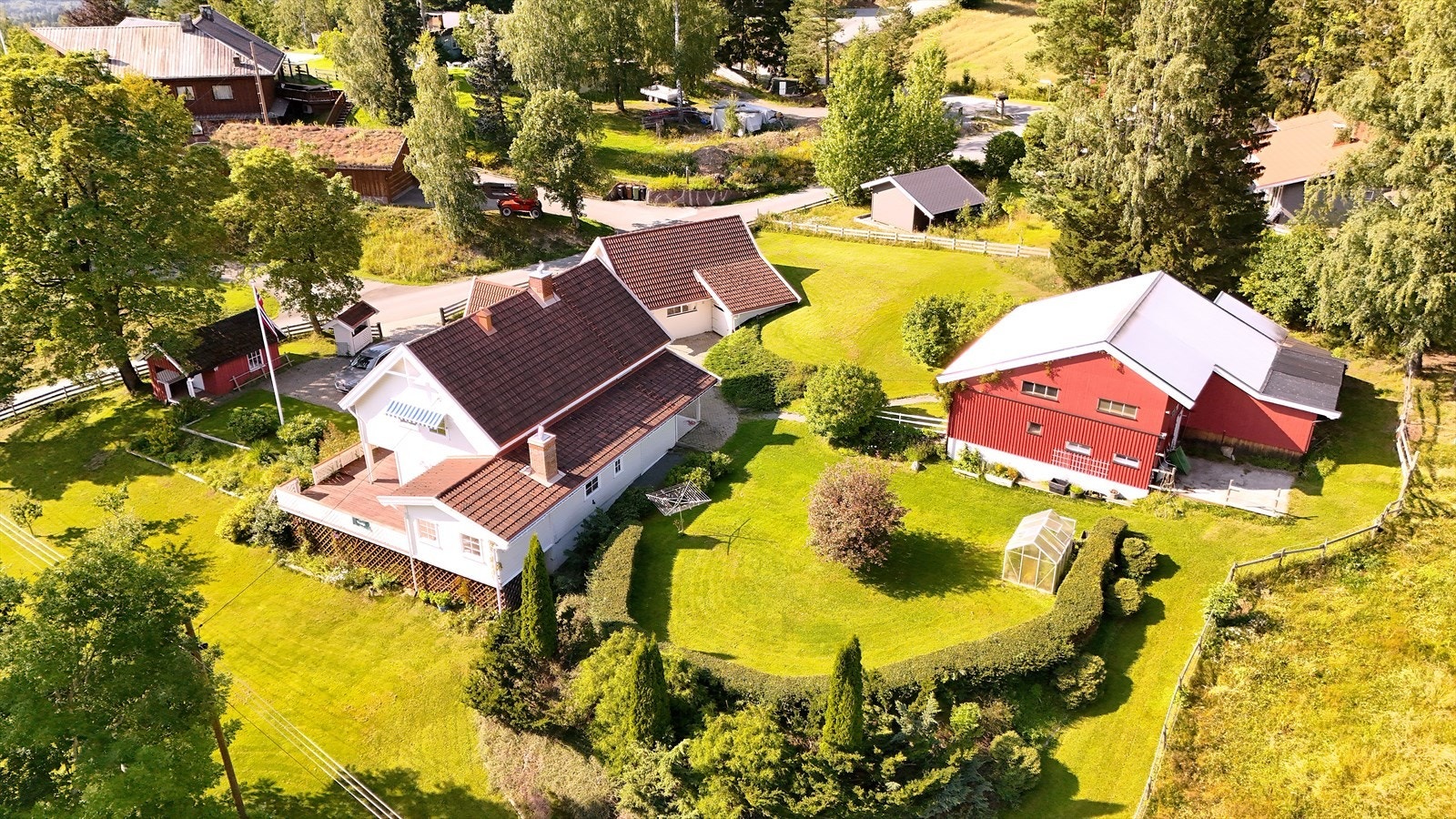 Bygningene på eiendommen består av et hovedhus/våningshus der den opprinnelige delen antagelig er oppført rundt 1870 Galleribilde