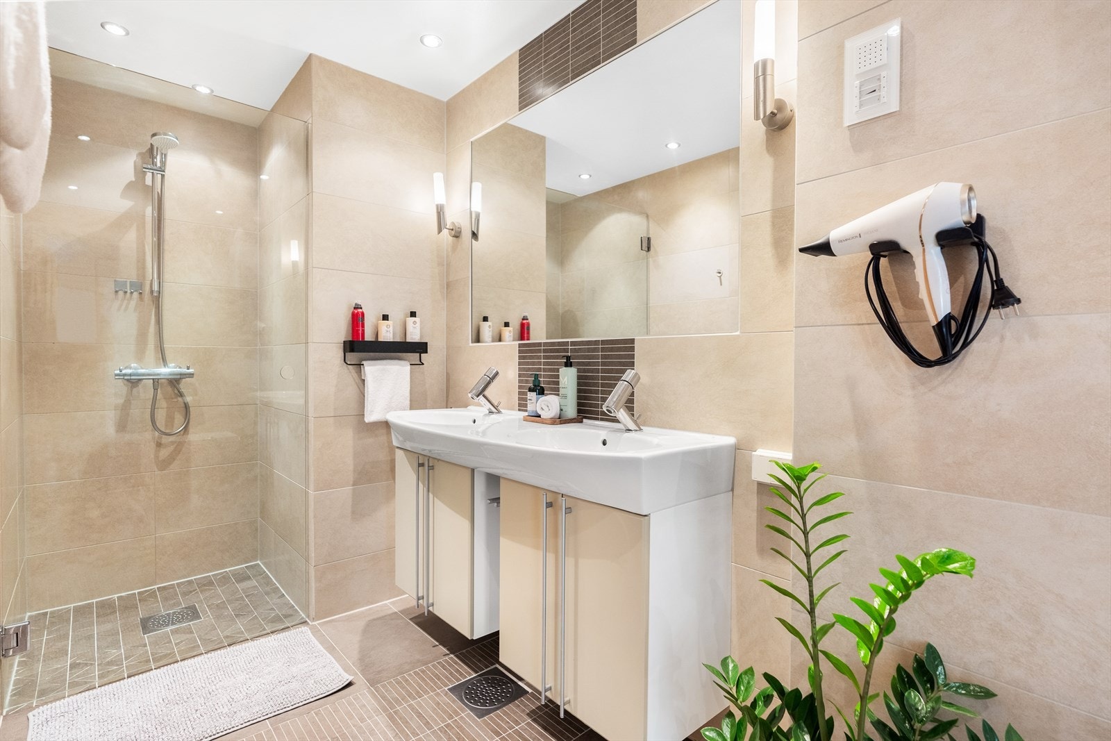 Badet har pene fliser på gulv og vegger, samt behagelig gulvarme. Galleribilde