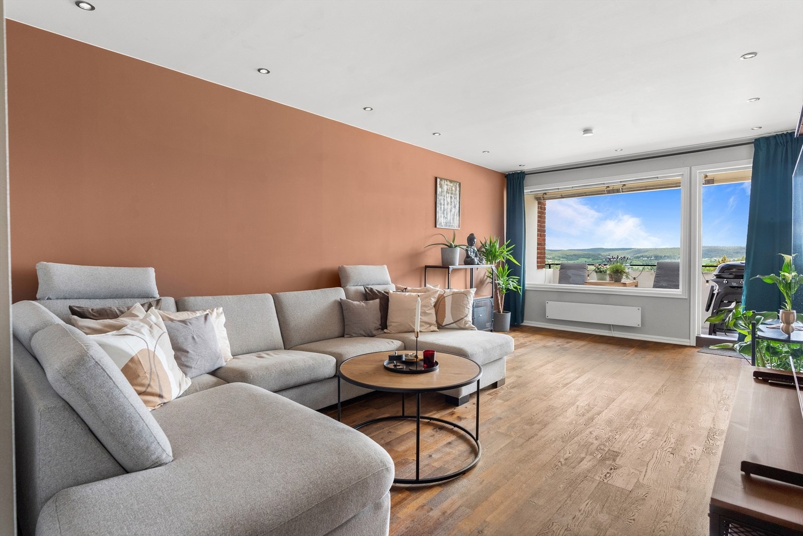 Leiligheten fremstår som moderne, med spenstige fargetoner og god planløsning. Galleribilde