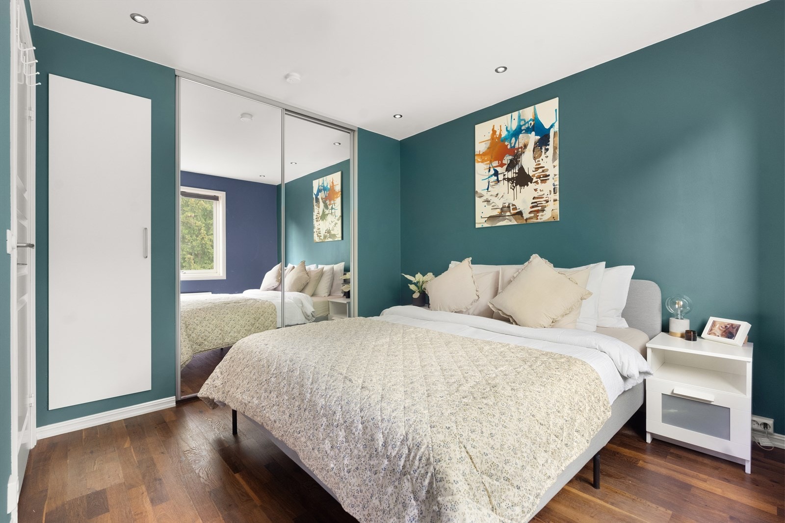 Leiligheten har to gode soverom med plass til dobbeltseng, nattbord og smarte garderobeløsninger. Galleribilde