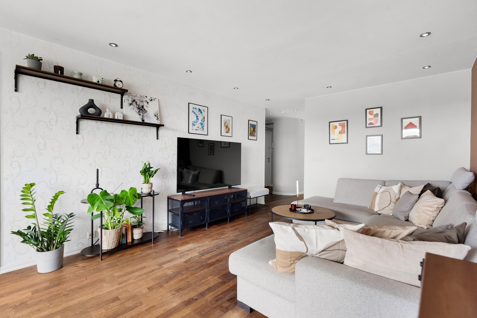 Det er lyse vegger og downlights i himling, samt godt med veggplass til prydmøblement. Galleribilde