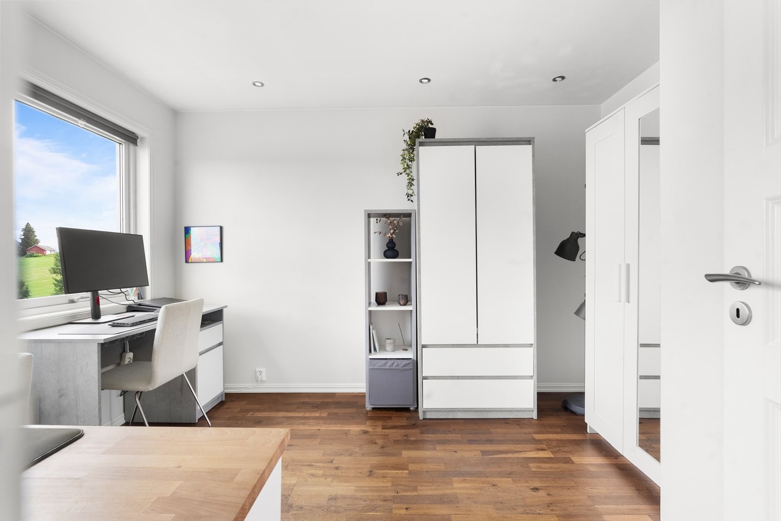 Soverom 2 er romslig og lyst, med god plass til flere innredningsmuligheter. Galleribilde