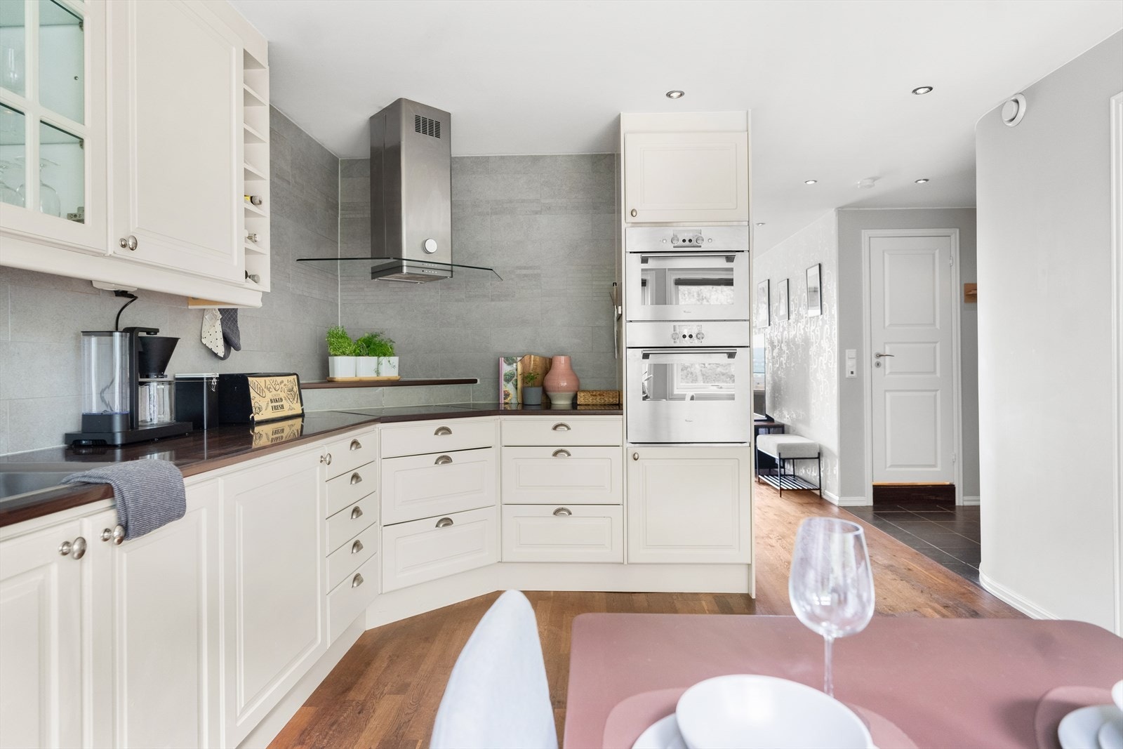 Det er integrerte hvitevarer i høyskap og platetopp plassert i hjørnet med takhengt ventilator. Galleribilde