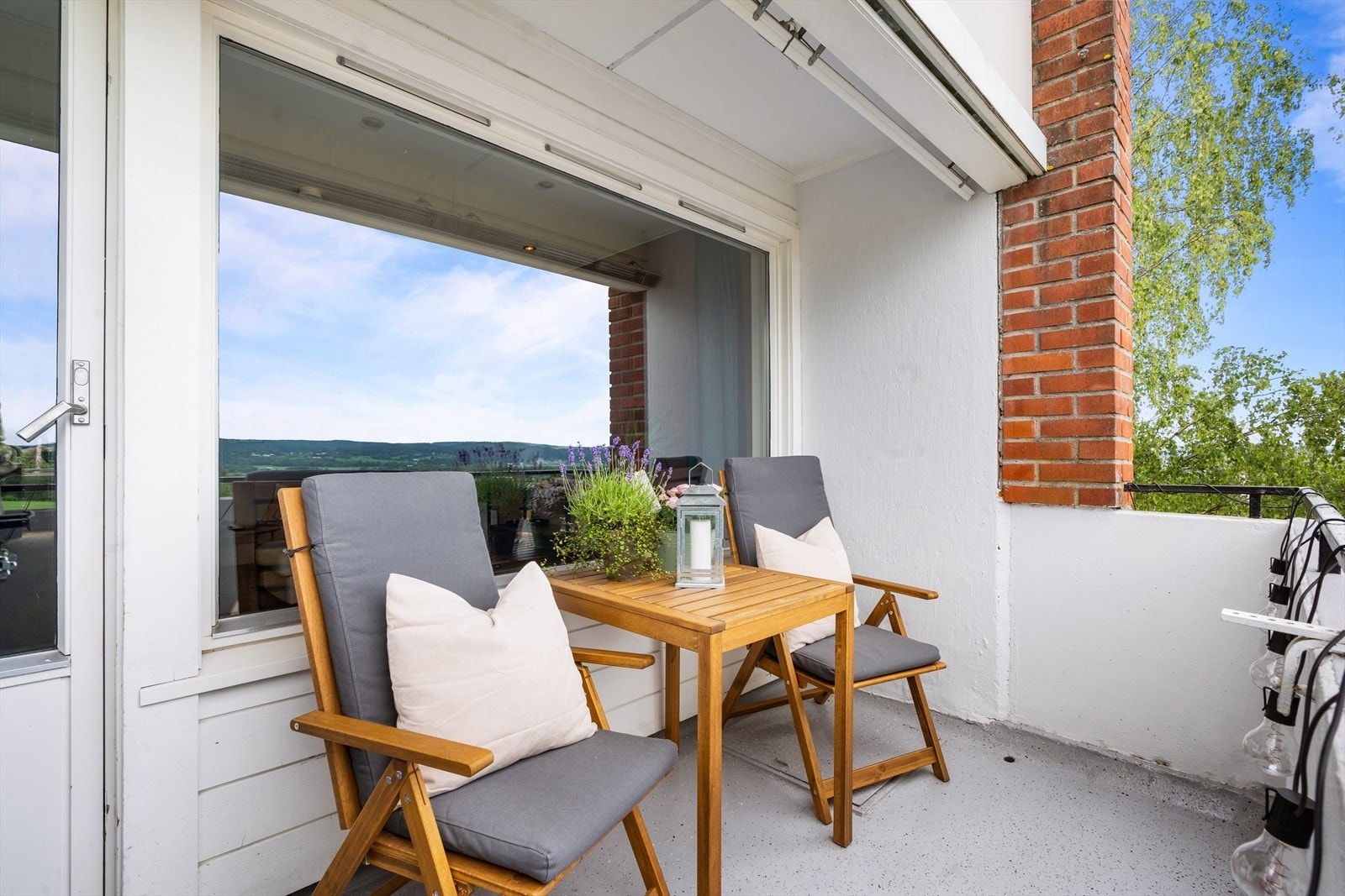 Luftig og herlig balkong med plass til sittegruppe og grill. Galleribilde