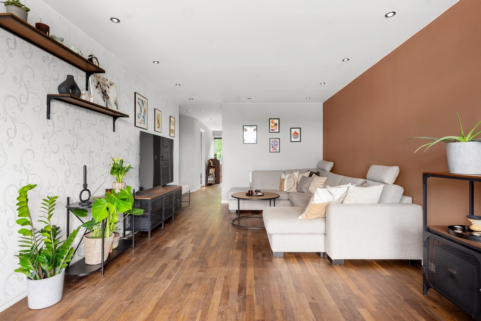 Stuen oppleves som romslig og innbydende med god plass til stuemøblement. Galleribilde