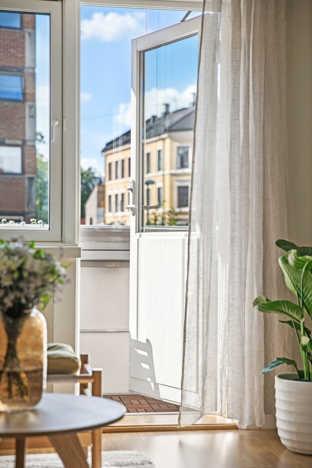 Fra stuen er det adgang til boligens solrike innglassede balkong på 5 kvm. Galleribilde