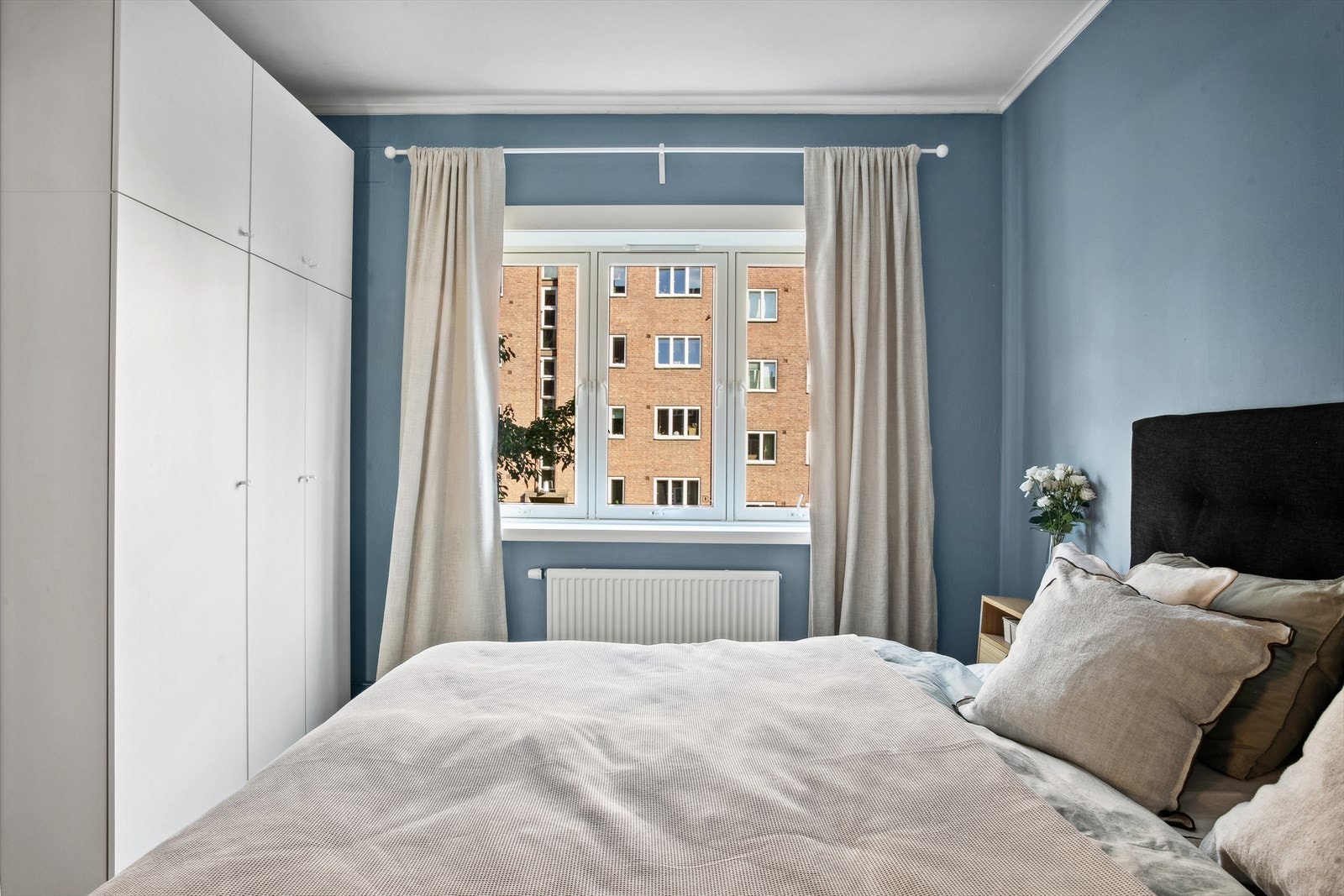 Her har du rikelig med plass til oppbevaring av klær. Galleribilde