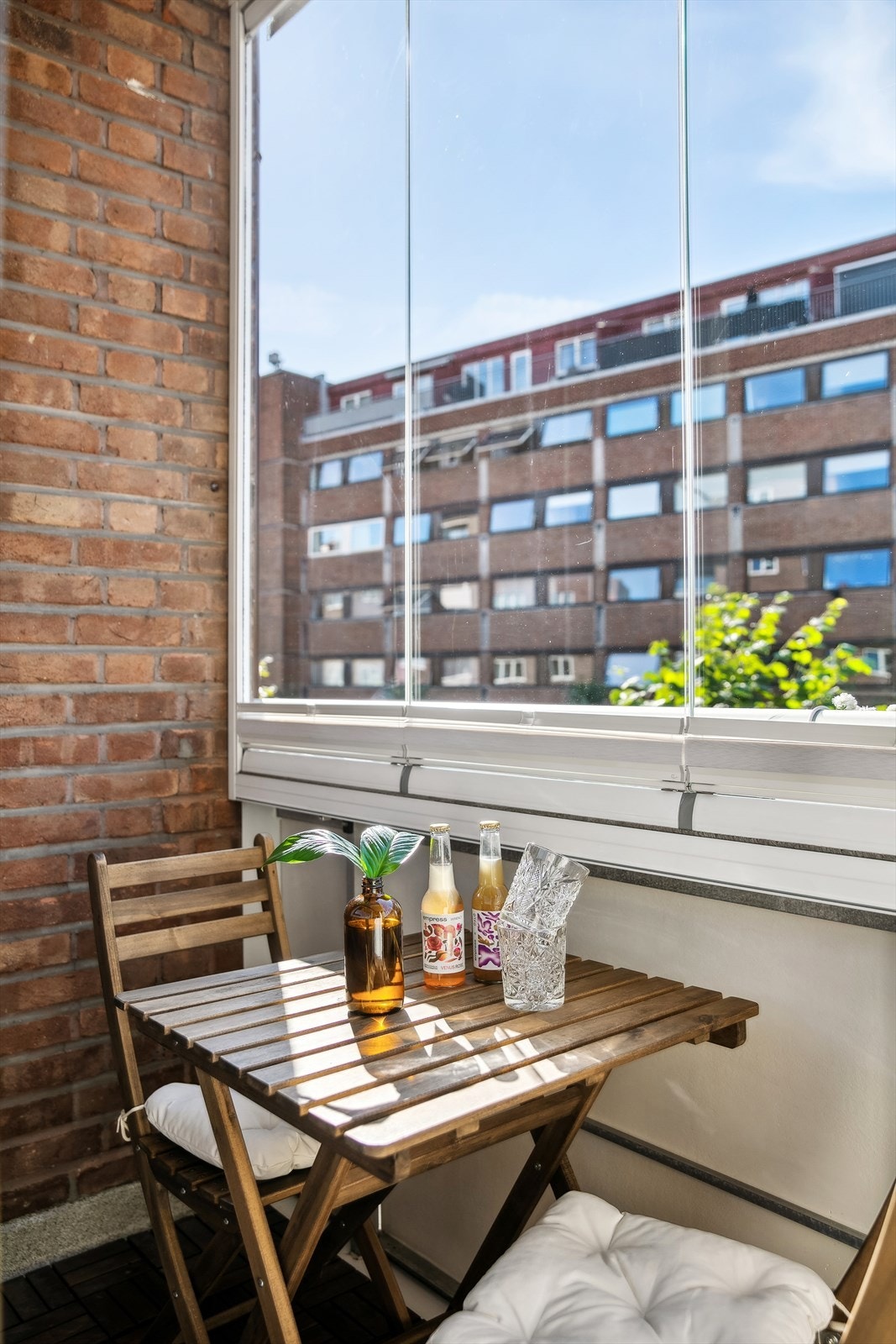 Balkongen virker som en forlengelse av leiligheten og her kan utemøblene stå ute og hele året! Galleribilde