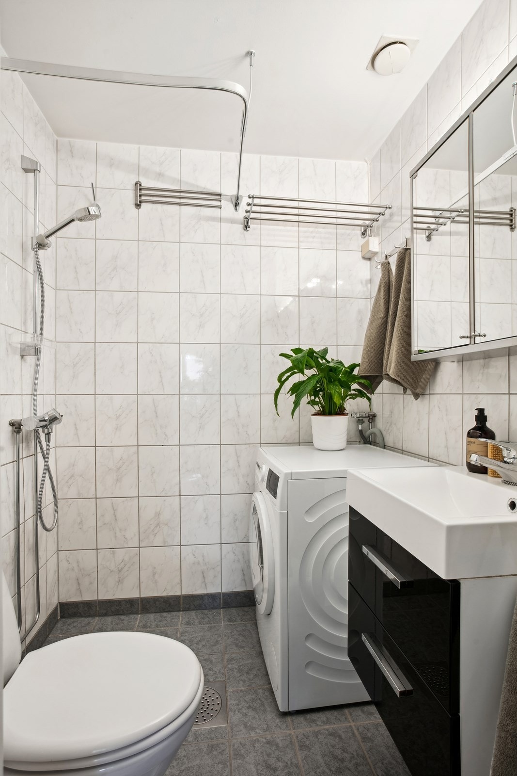 Badet ble modernisert i regi av borettslaget i 2001 med fullstendig utskiftning av alle vann- og avløpsrør, membran og sluk. Galleribilde