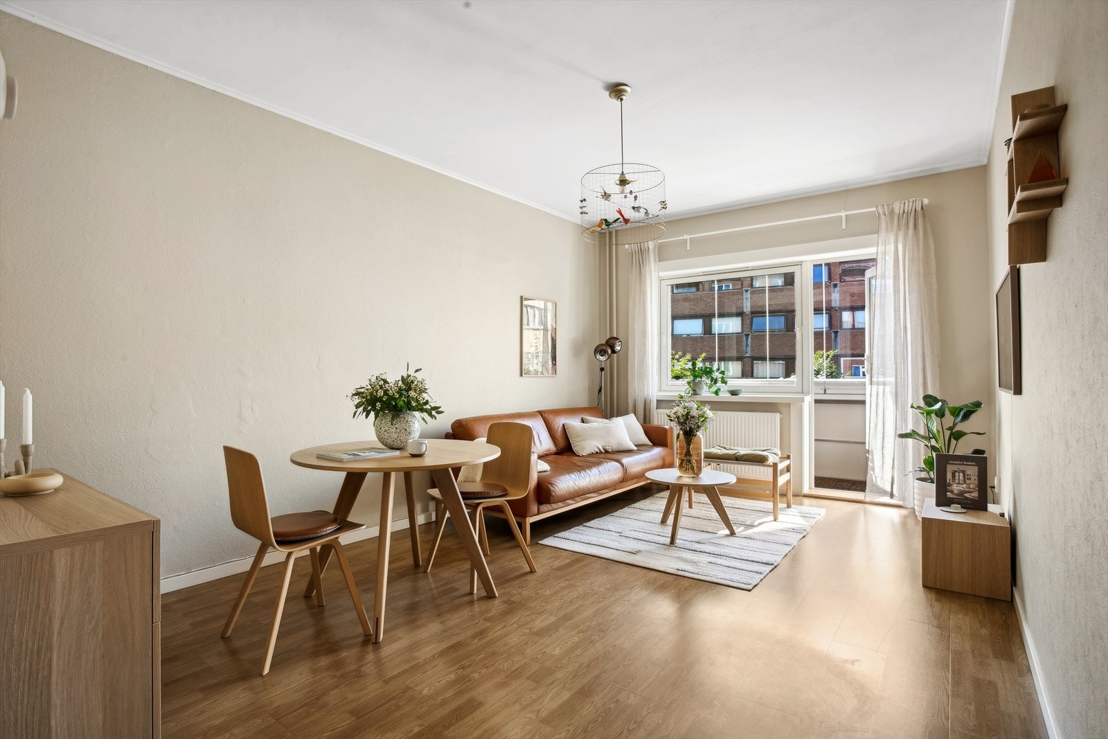 Velkommen inn! Dette er en romslig leilighet på 54 kvm som er proppfull av sjarm og god atmosfære. Her er det lett å like seg. Galleribilde