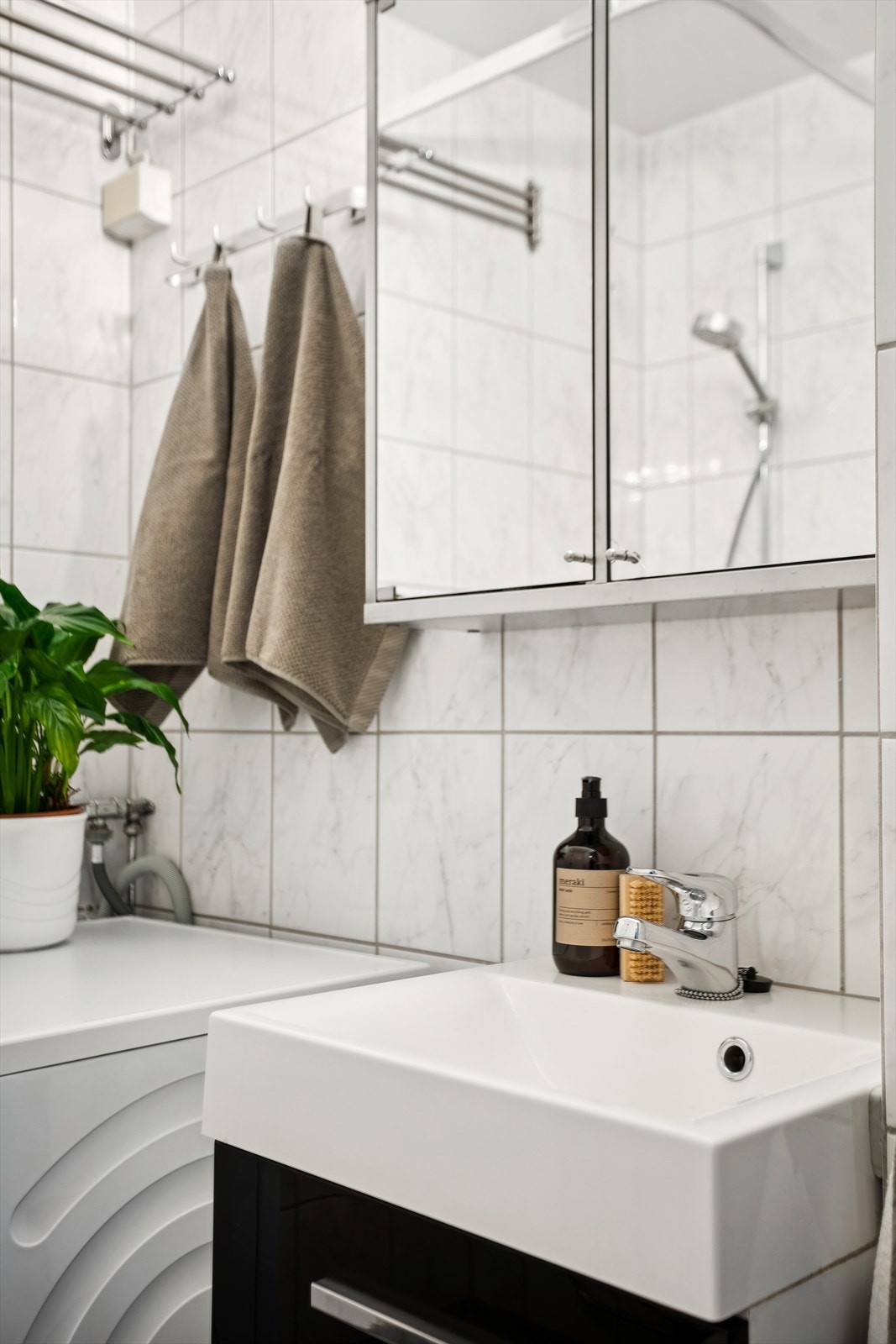 Badet har fliser på gulv og vegger, standard innredning, gulvvarme og dusjhjørne. Galleribilde