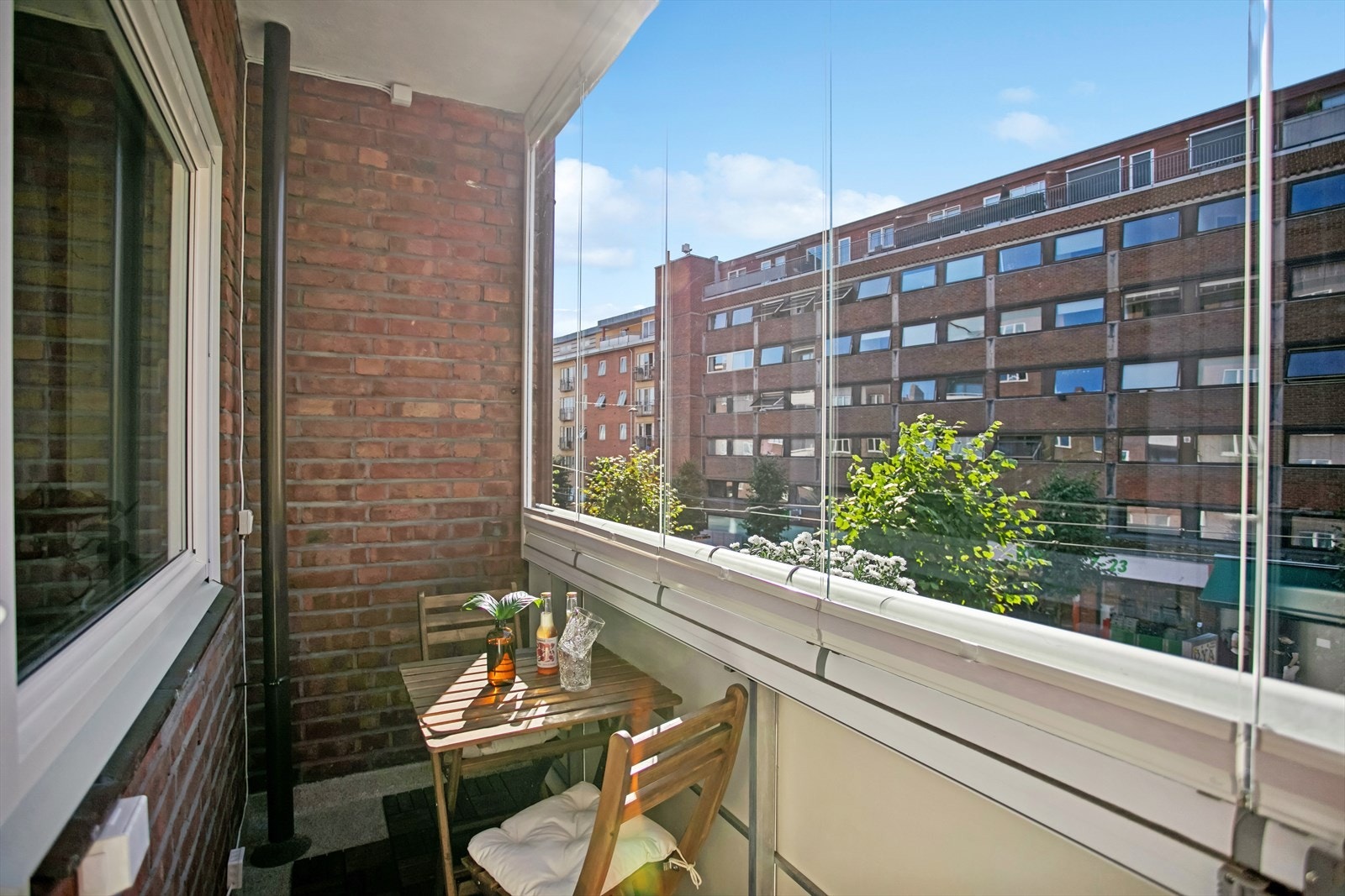 Siden balkongen er innglasset kan du både sitte lunt til når været ikke er på sitt beste eller åpne opp innglassingen for å nyte solen. Galleribilde