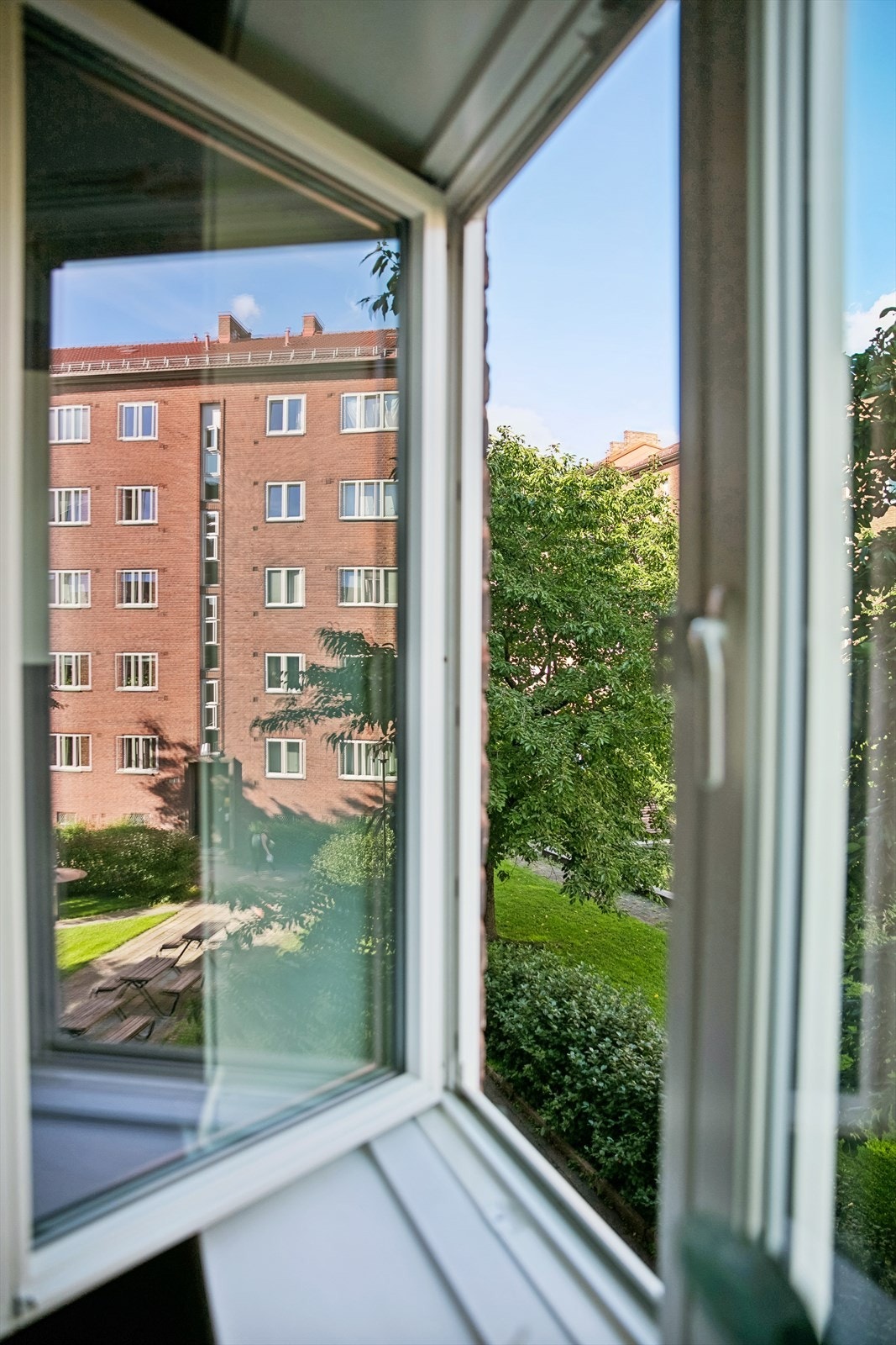 Kjøkken og soverommet vender inn mot frodig og rolig bakgård. Galleribilde