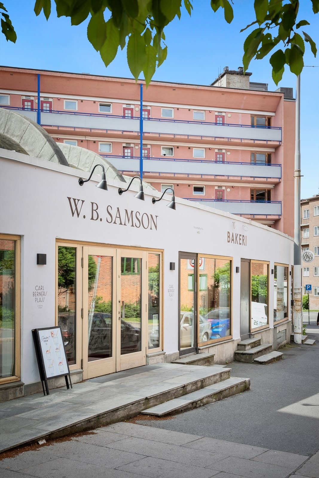 Litt oppe i gaten finner du også hyggelige kafeer, restauranter, barer, dagligvarer, apotek, Jernia m.m. Galleribilde