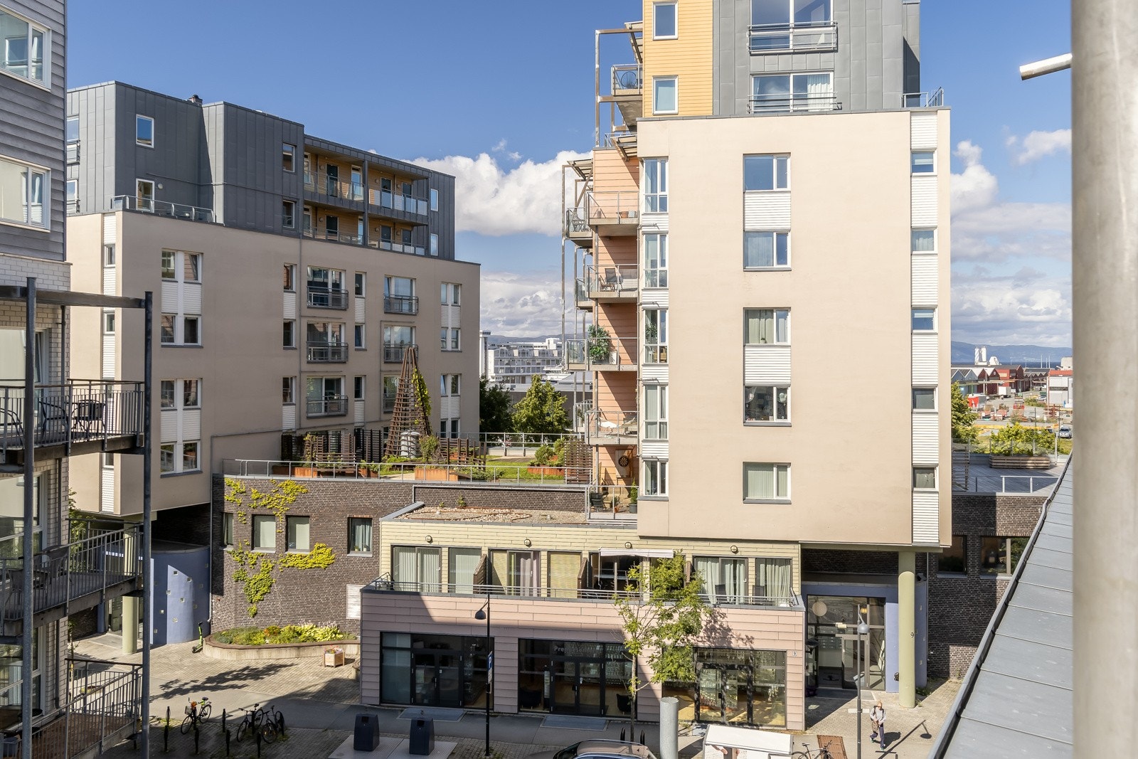 Åpent og luftig. Utsyn i retning av fjorden. Galleribilde