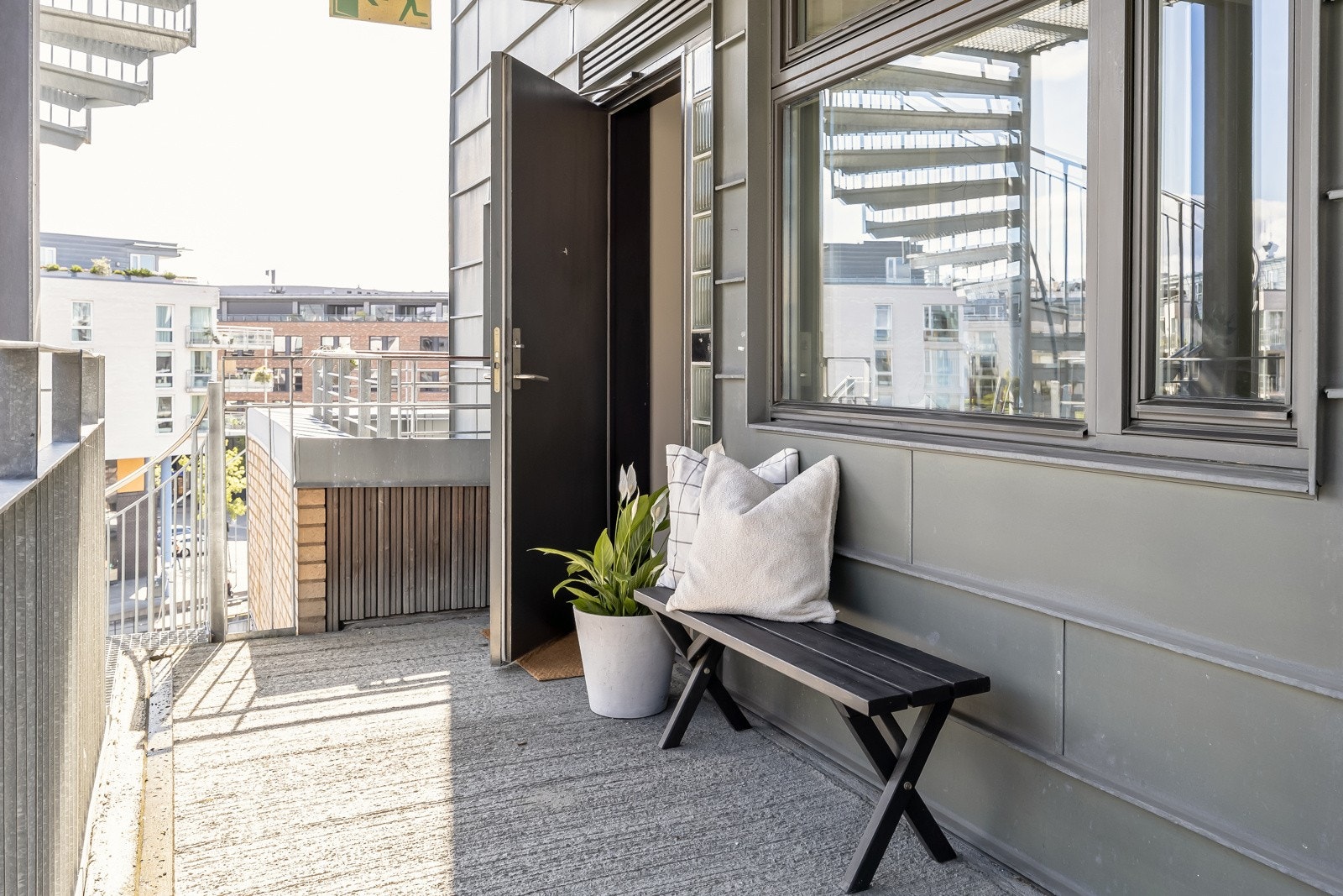 Leiligheten har adkomst via felles inngangsparti med trapperom og heis. Galleribilde