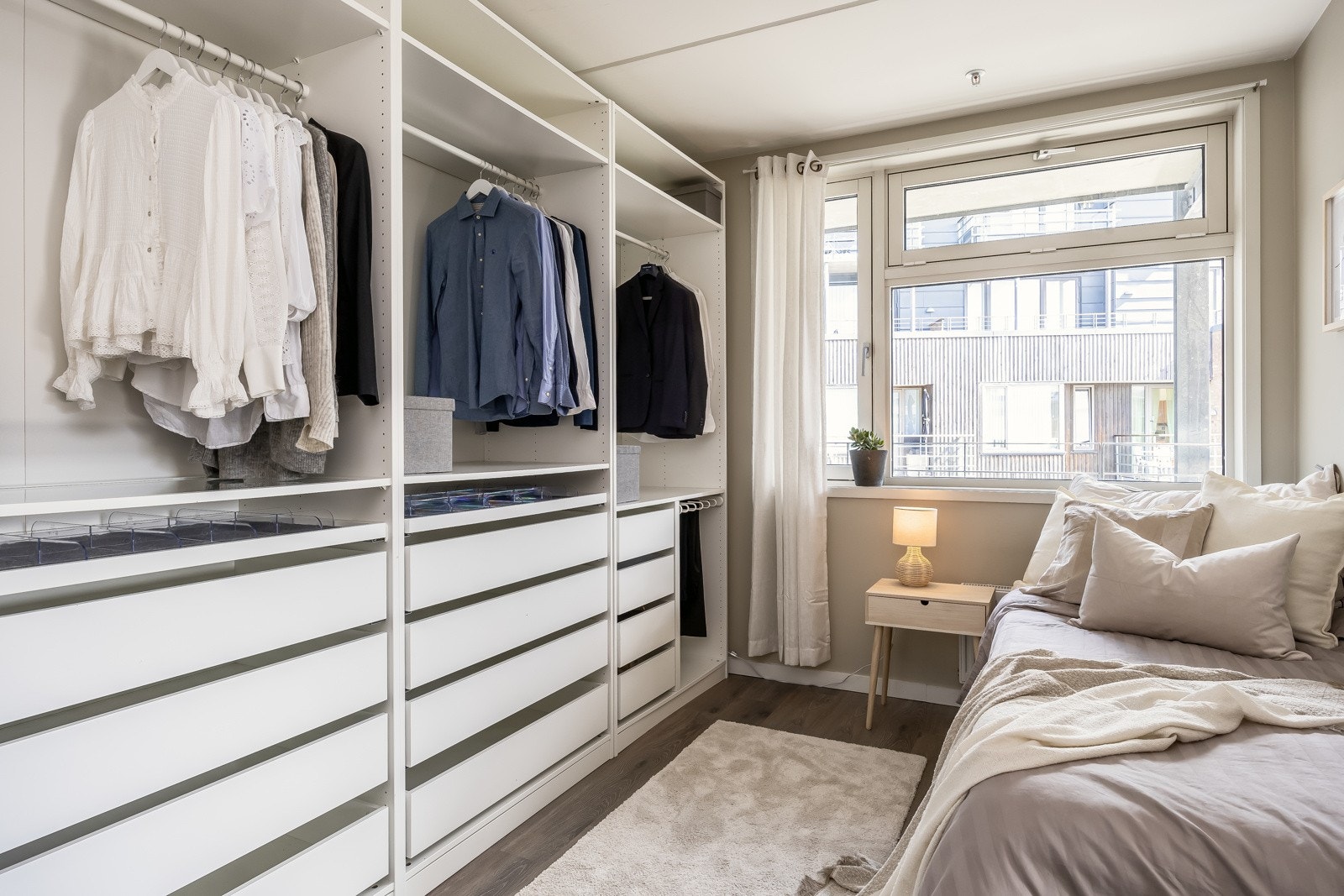 Soverommene er 11,5 og 7,5 kvm. Garderobe medfølger i handelen. Galleribilde