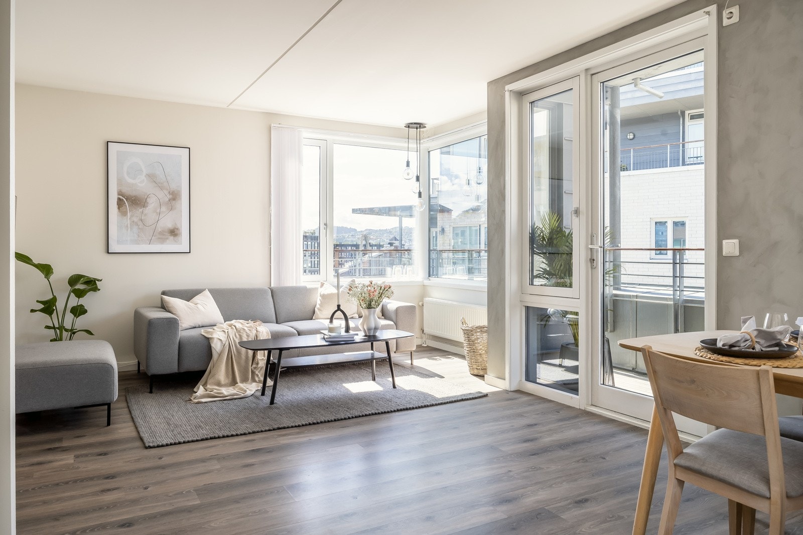 Mange vinduer gir mye naturlig lys. Galleribilde