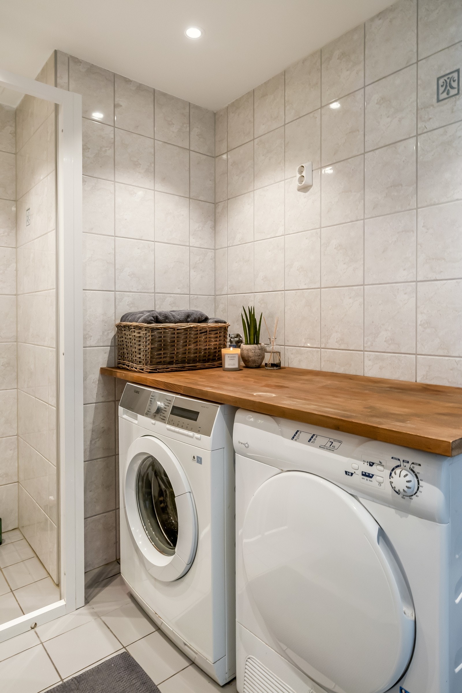Badet har innredning med servant, dusj, toalett og opplegg for vaskemaskin. Galleribilde