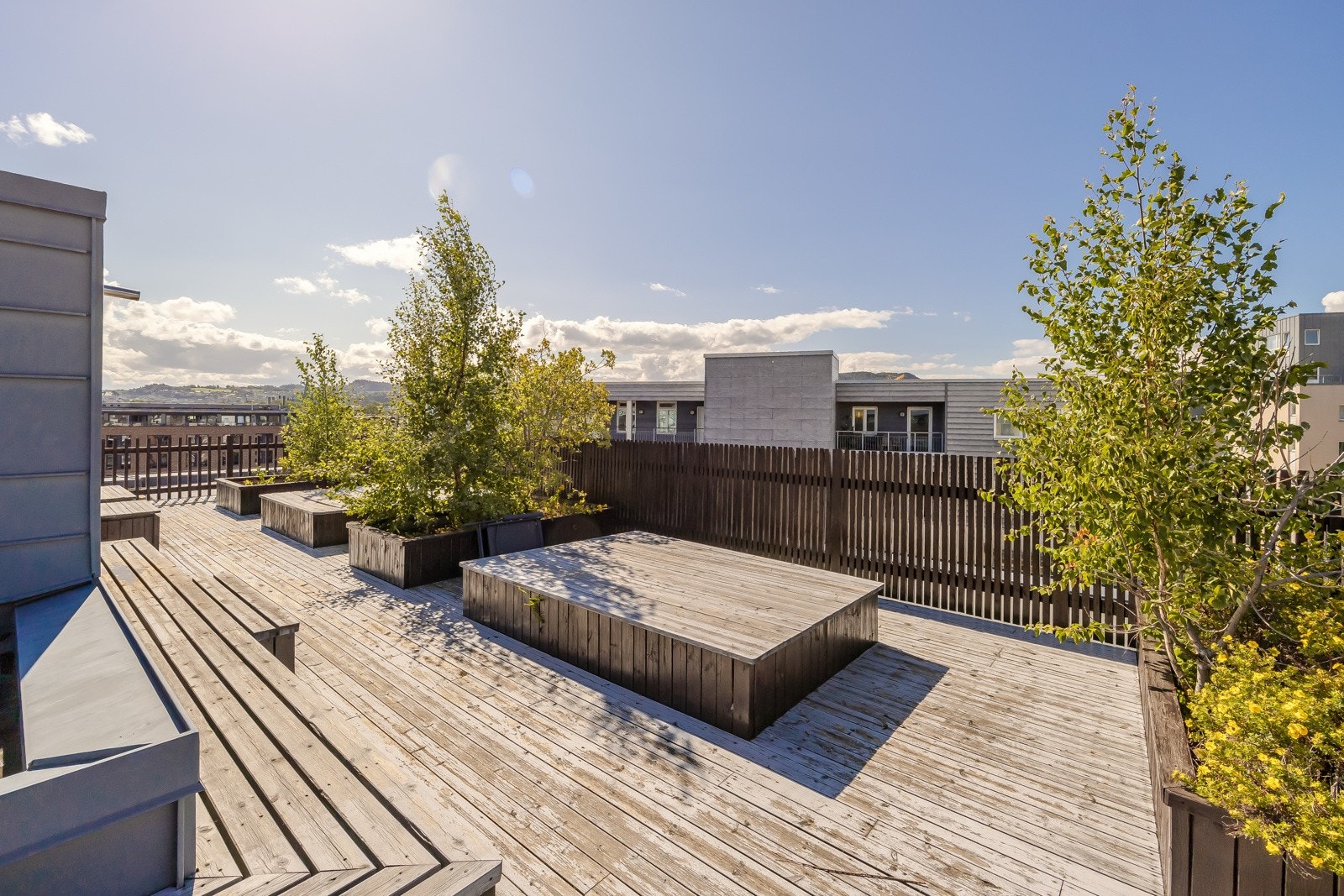 Borettslaget har en stor og solrik takterrasse som kan benyttes av beboerne. Galleribilde
