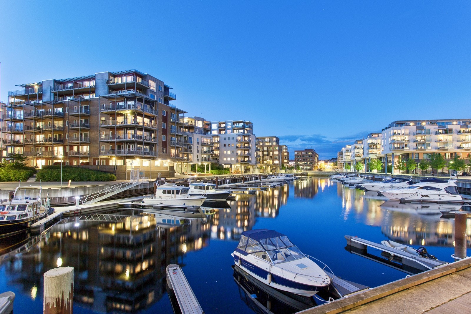Rosenborgbassenget med båtmarina ligger mellom leiligheten og senteret på Solsiden. Galleribilde