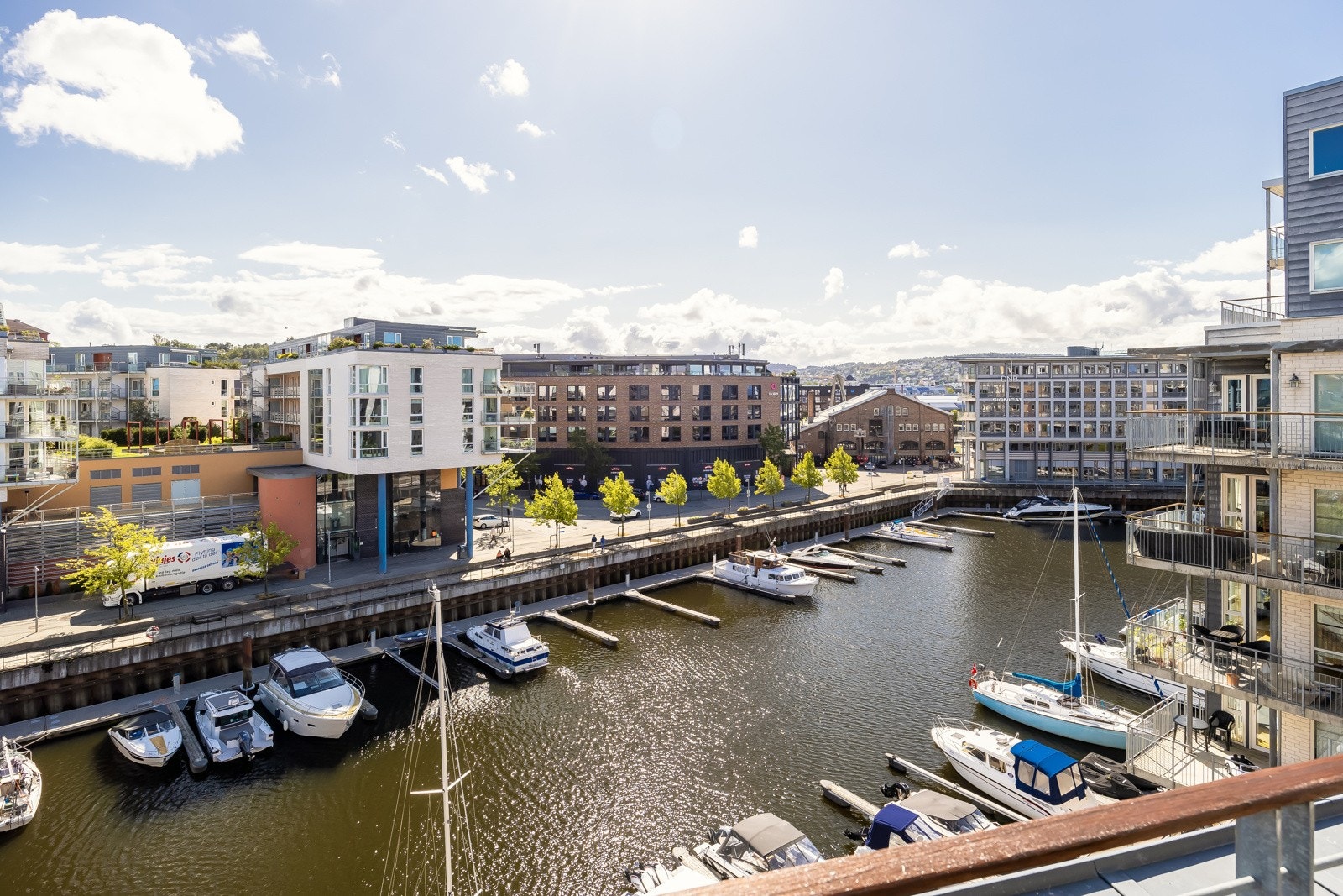 Velkommen til en lekker 3/4-roms med glimrende hjørneplassering på Solsiden. Galleribilde