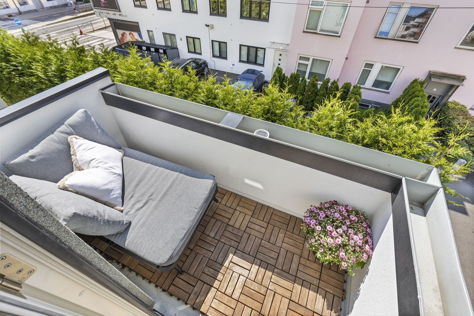 Fra stuen/kjøkkenet kommer du ut til balkongen Galleribilde