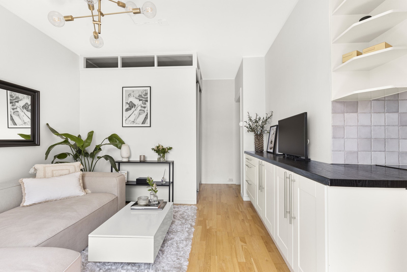 Skapene langs veggen sørger for bra med oppbevaringsplass Galleribilde