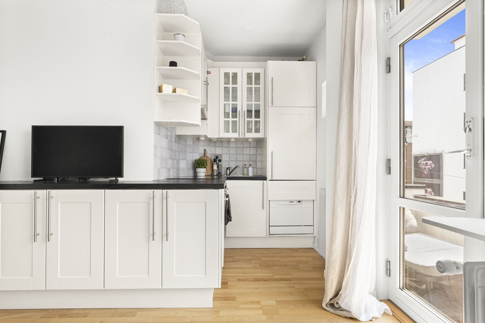 Liten oppvaskmaskin er også montert i kjøkkeninnredningen. Det kan og gjøre plass til spisebord foran vinduet Galleribilde