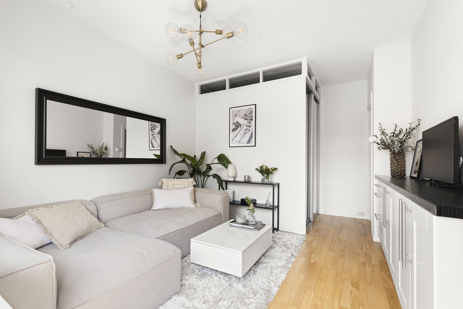 Stuen har fin plass til romslig sofa og tilhørende møblement Galleribilde