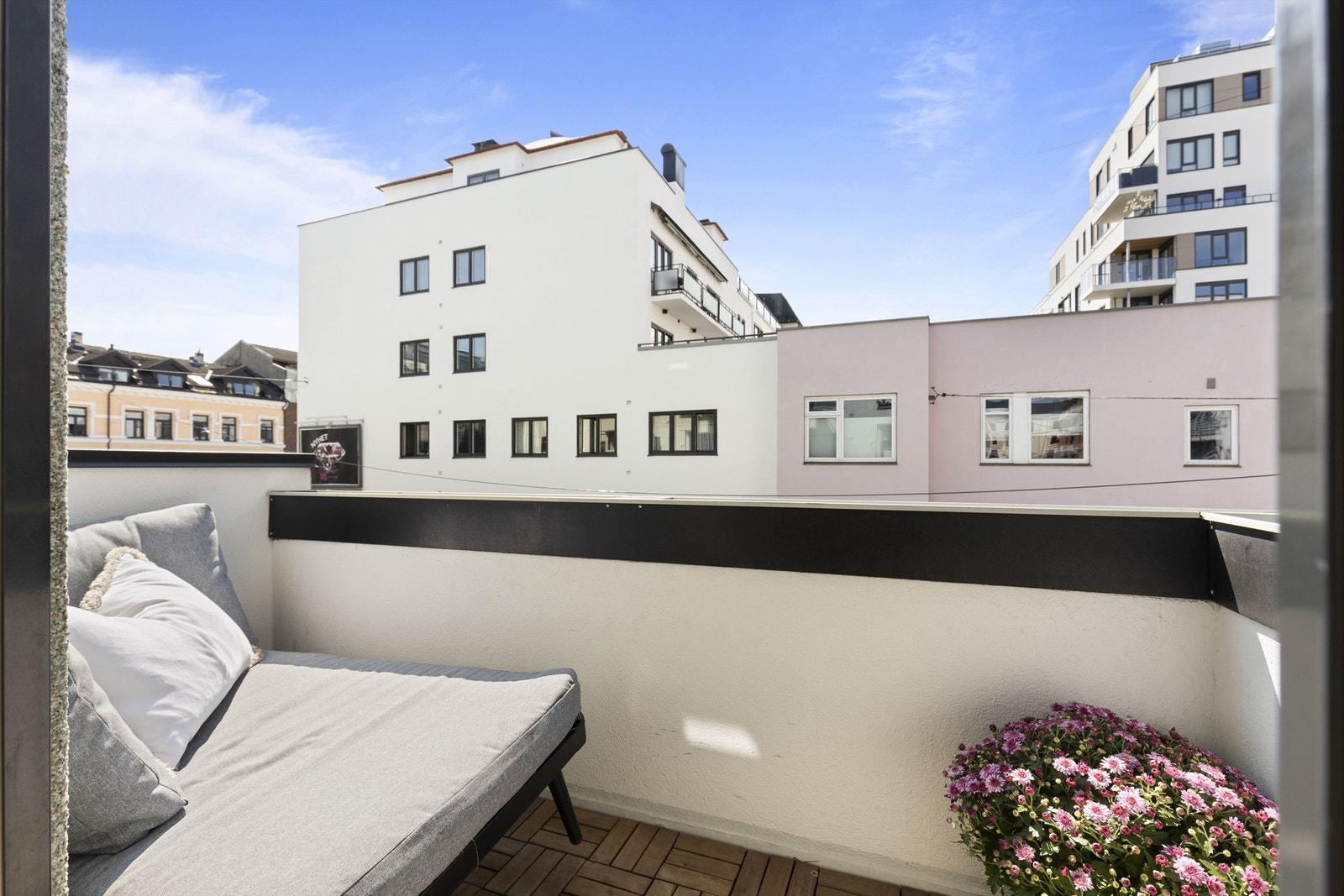 Her er det gode solforhold fra rundt kl 10-18 på sommerstid i følge selger Galleribilde