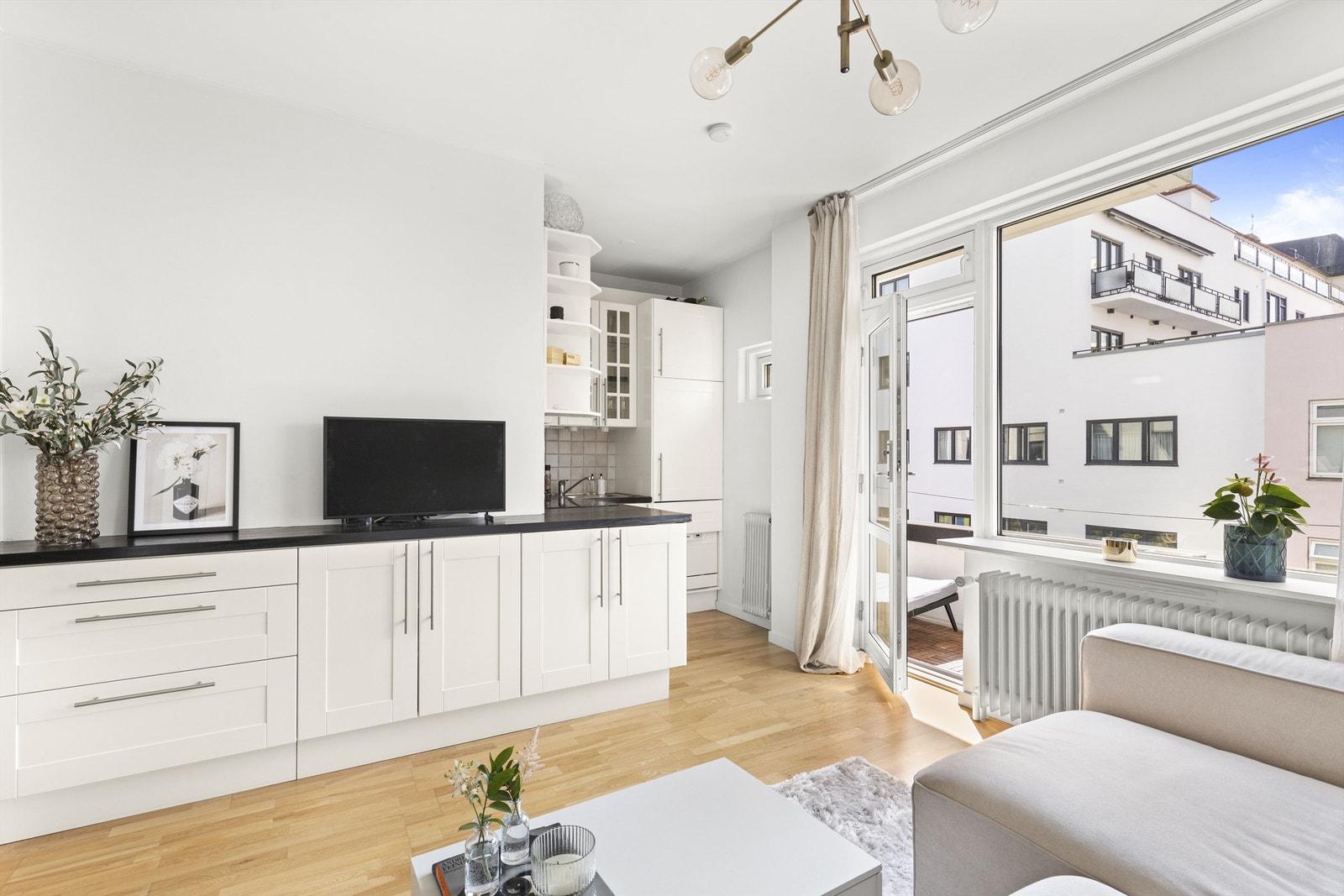 En lys og praktisk 1-roms leilighet med heis og sovealkove Galleribilde