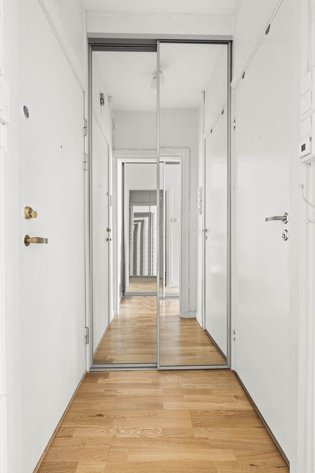 Entrè med oppbevaring. Fyring og VV (A-konto) er inkludert i felleskostnadene Galleribilde