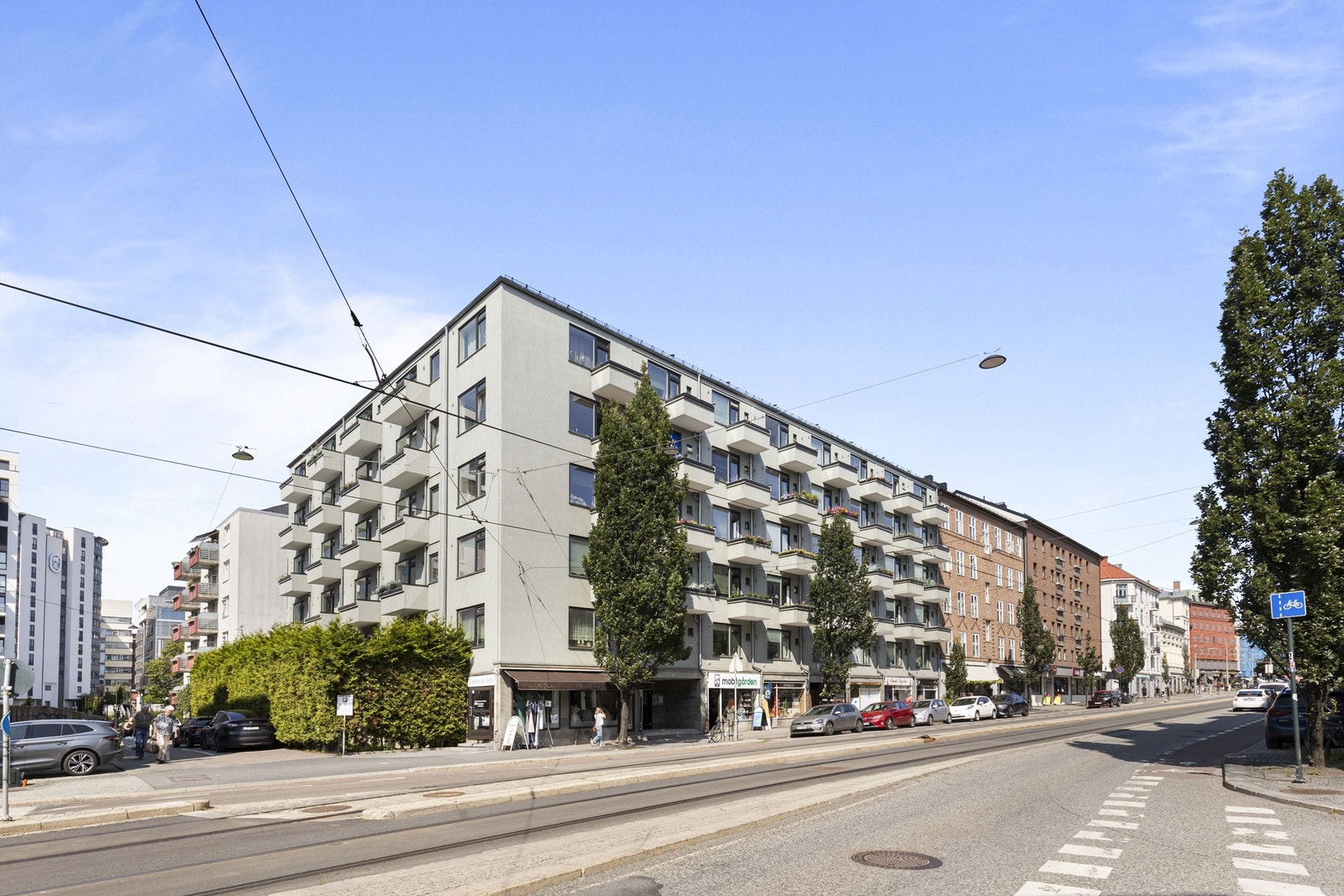 Fasade (Leiligheten vender ut mot sidegaten til venstre i bildet) Galleribilde