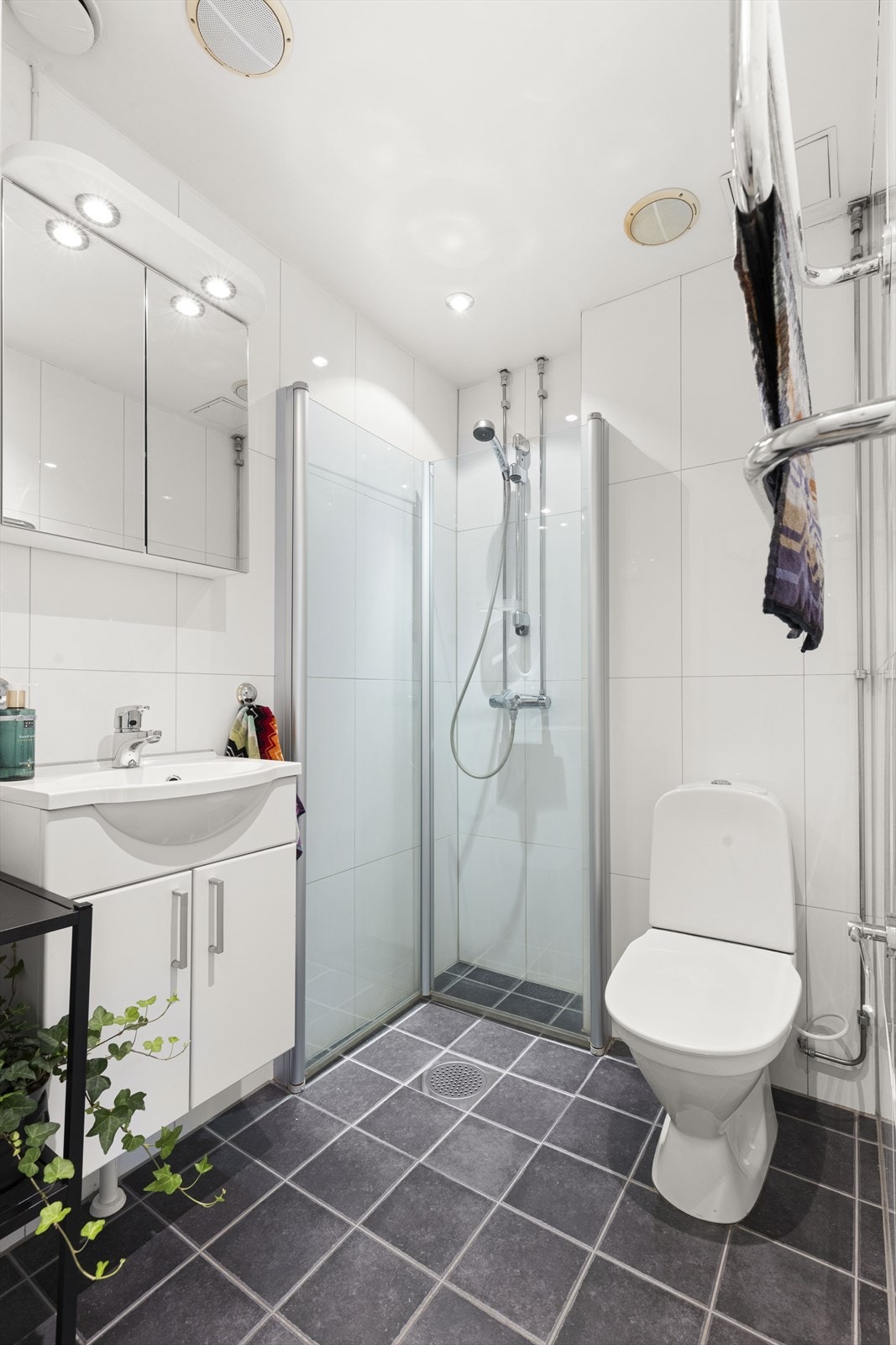 Tidløst og pent baderom renovert av borettslaget i 2008/09 Galleribilde