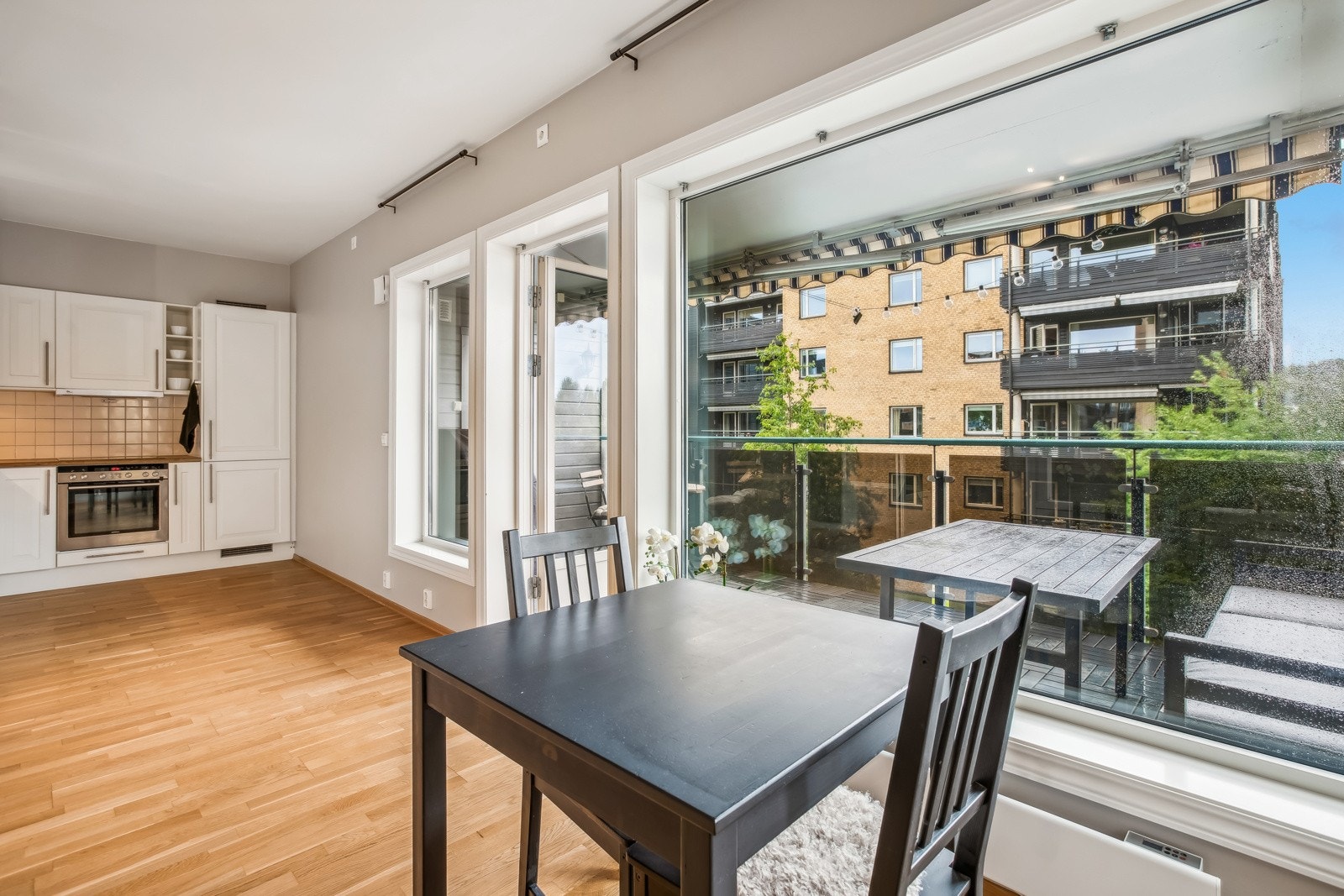 Leiligheten har en åpen vinkelløsning som knytter stue og kjøkken sammen, og fra stuen har du utgang til en herlig balkong på hele 15 kvm. Galleribilde