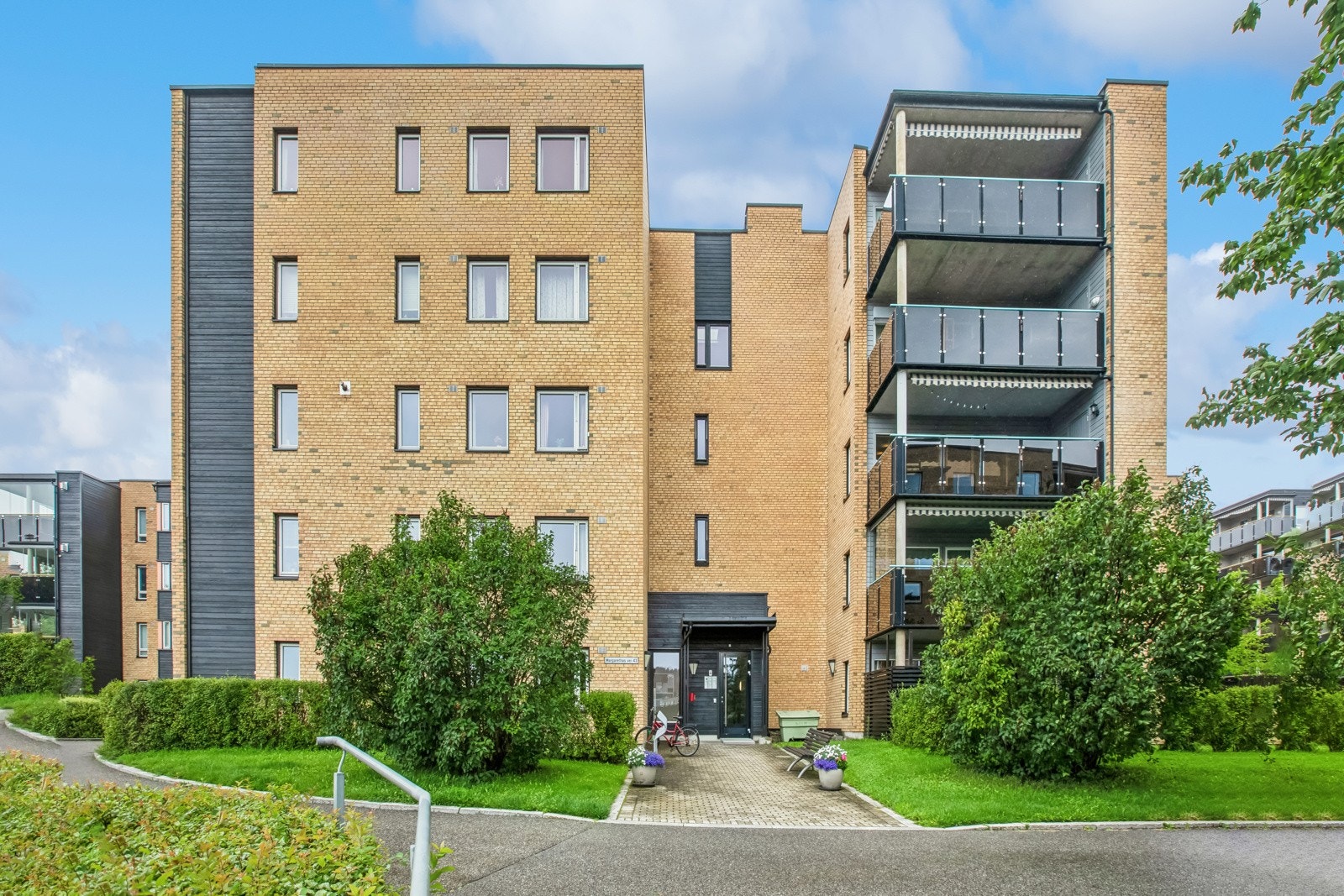 Alle nødvendige servicefunksjoner er lett tilgjengelige, inkludert Metro senter, Lørenskog Storsenter Triaden, kulturhus og gode kollektivtilbud med forbindelser til Oslo S og Lillestrøm. Galleribilde