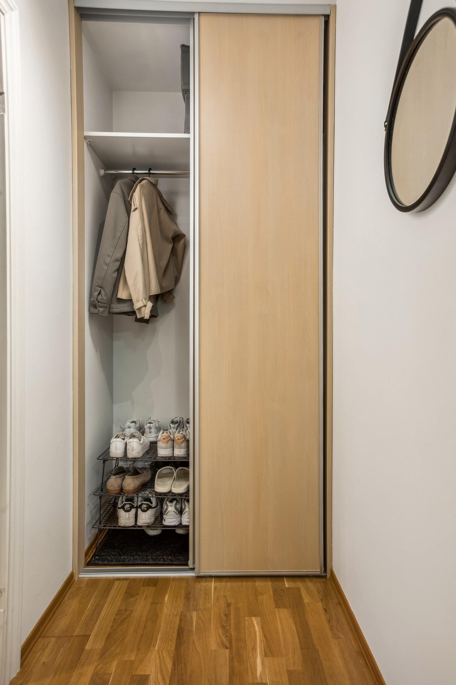 Her blir du møtt av en innbydende entrè som fører til en praktisk garderobe med skyvedører. Galleribilde