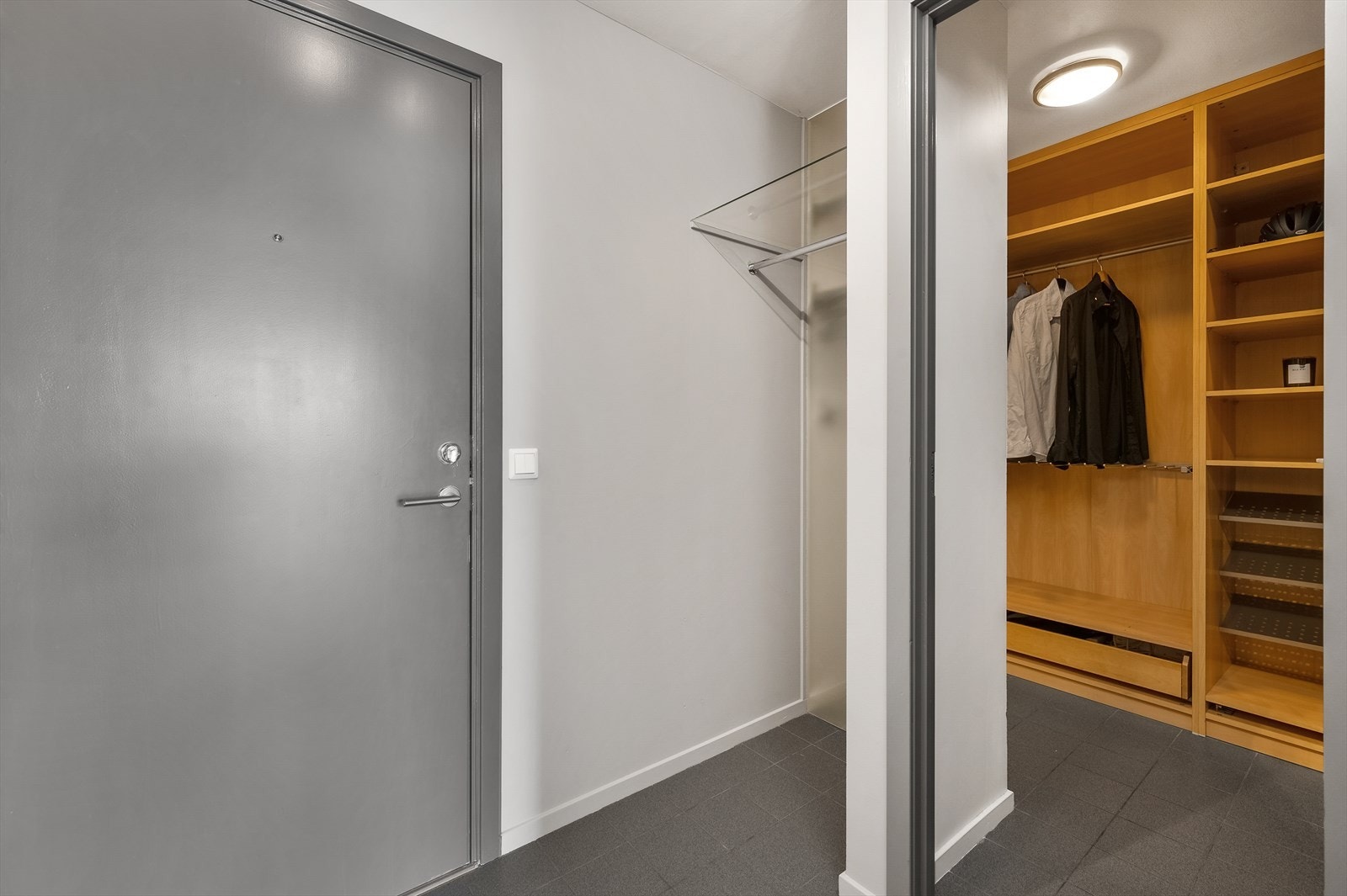 En praktisk bod/walk-in i tilknytning til entréen gir ekstra lagringsplass for sesongutstyr og andre nødvendigheter. Galleribilde