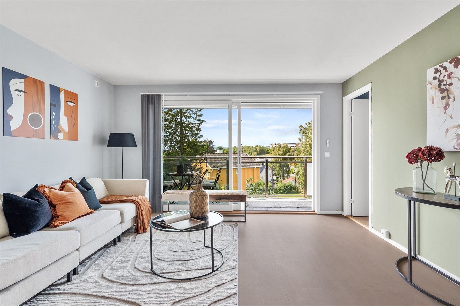 Denne luftige leiligheten ligger i grønne omgivelser med kort avstand til flotte friluftsområder og badestrender som Rolfstangen, Halden brygge og Storøya. Galleribilde