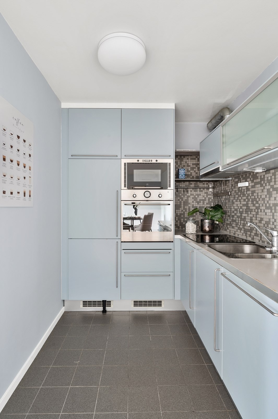 Det er fullt utstyrt med integrerte hvitevarer, inkludert kjøl/fryseskap, oppvaskmaskin, platetopp fra 2024, mikrobølgeovn, stekeovn og komfyrvakt. Galleribilde