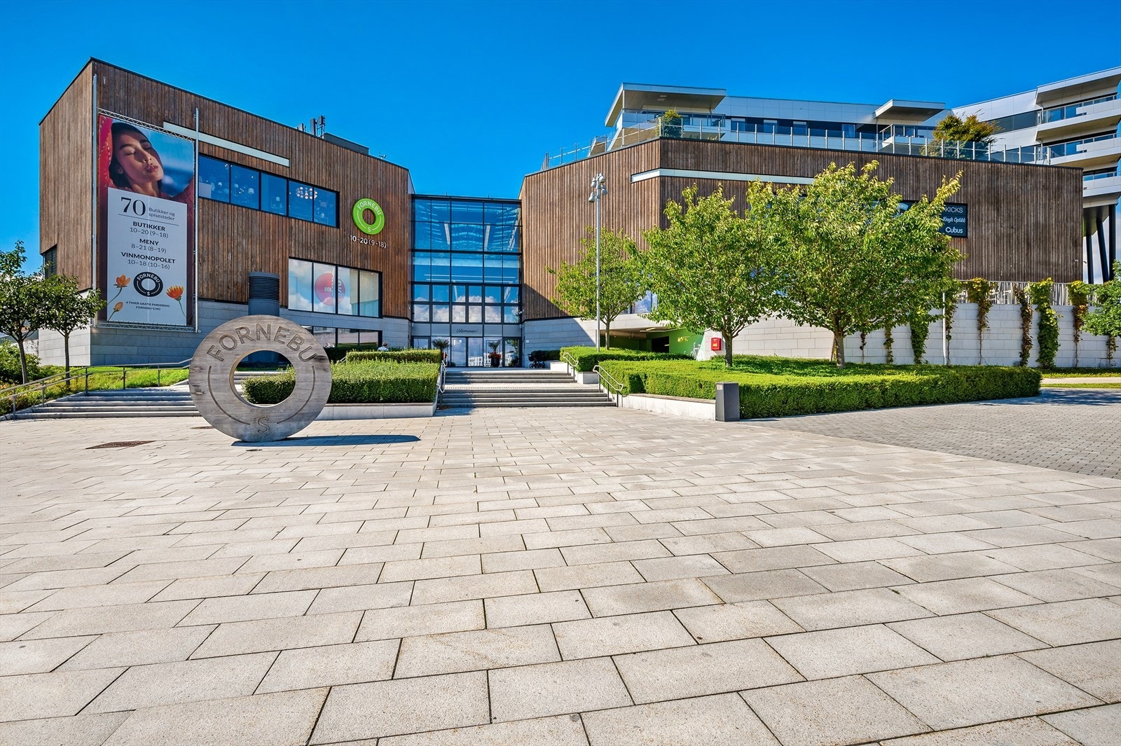 Fornebu S kjøpesenter med mange ulike butikker, ligger i gangavstand. Dagligvarebutikker som Kiwi og Meny er gode alternativer til dagligvarehandelen og ligger i nærområdet. Galleribilde