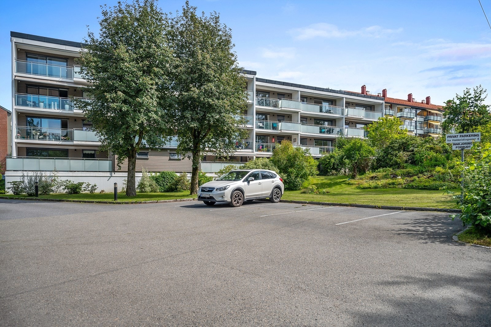 Videre er det rikelig med gjesteparkering på boligsameiets tomt. Galleribilde