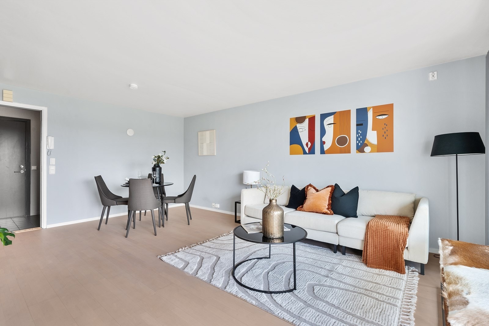 Gulv i stue er pusset og nylakket i 2024. Galleribilde