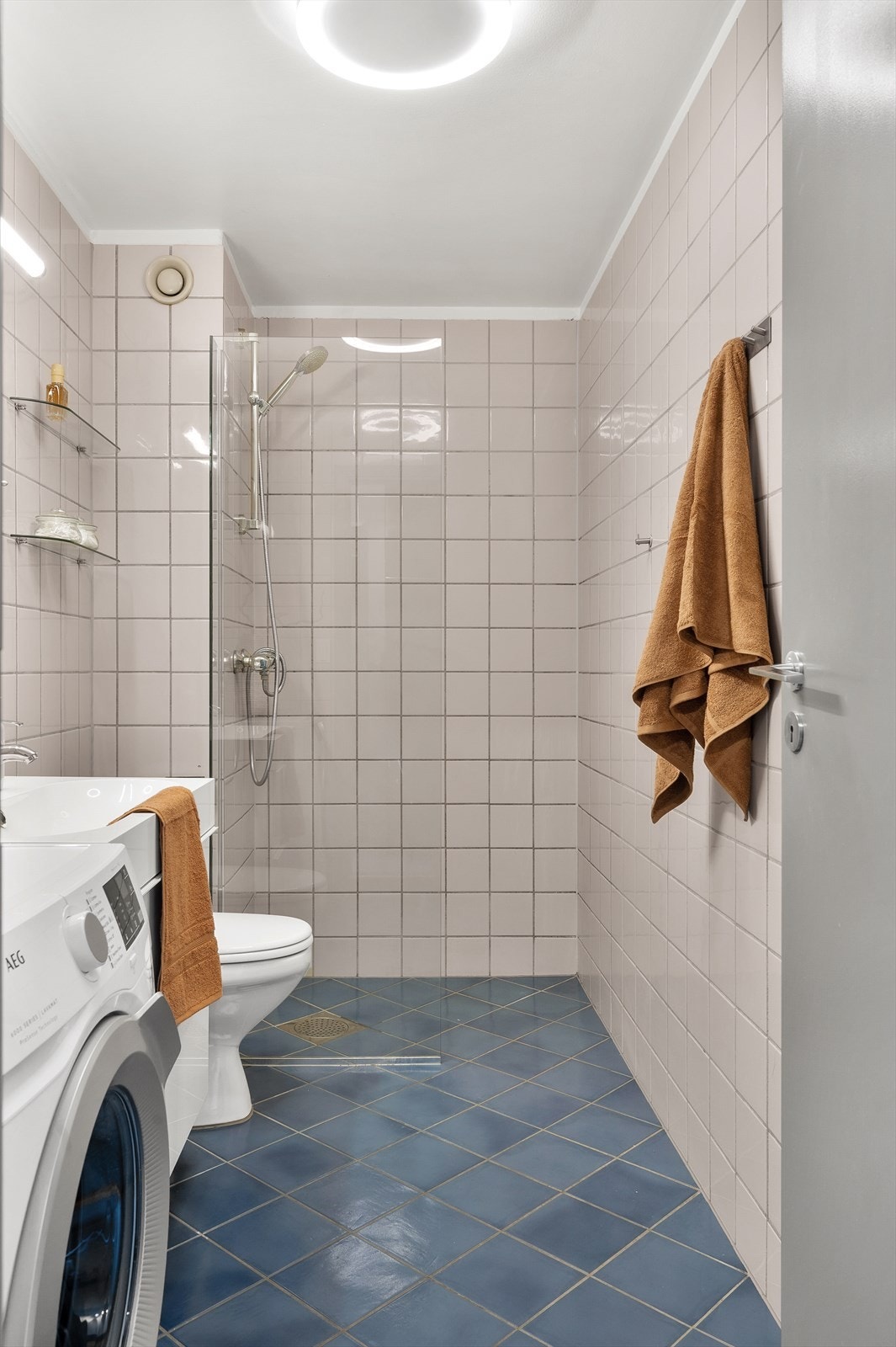 Badet er innredet med en nedfelt servant, toalett, dusjvegger/hjørne. Galleribilde