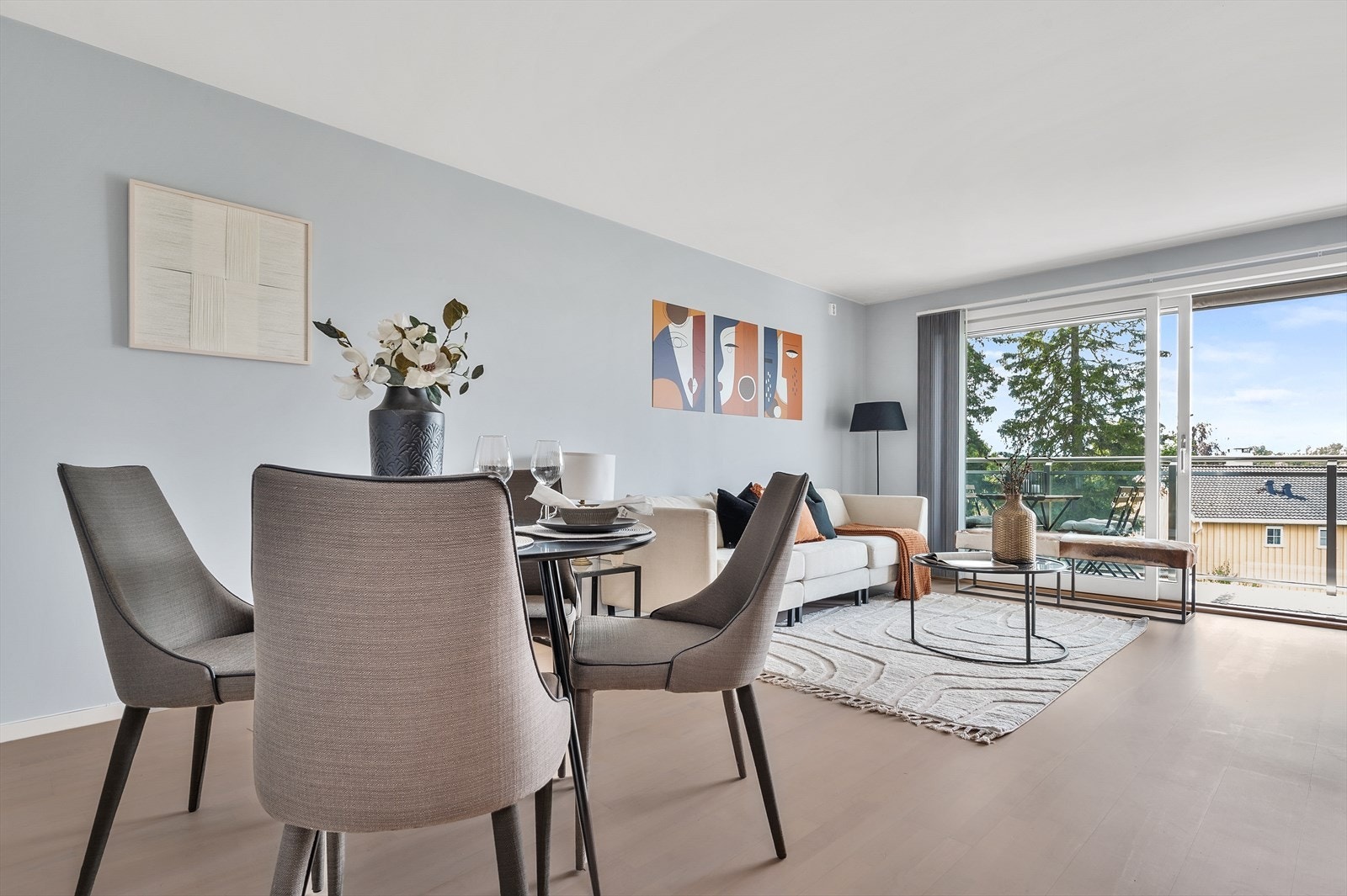 Stuen er romslig, noe som gir fleksible møbleringsmuligheter. Galleribilde