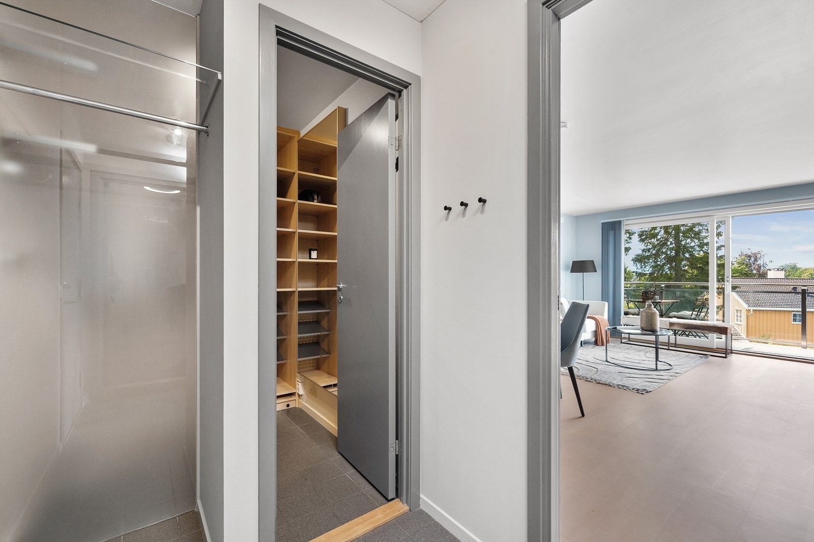 Når du trer inn i leiligheten, møtes du av en lys og innbydende entré. Her er det god plass til å henge fra seg yttertøy og sko. Galleribilde