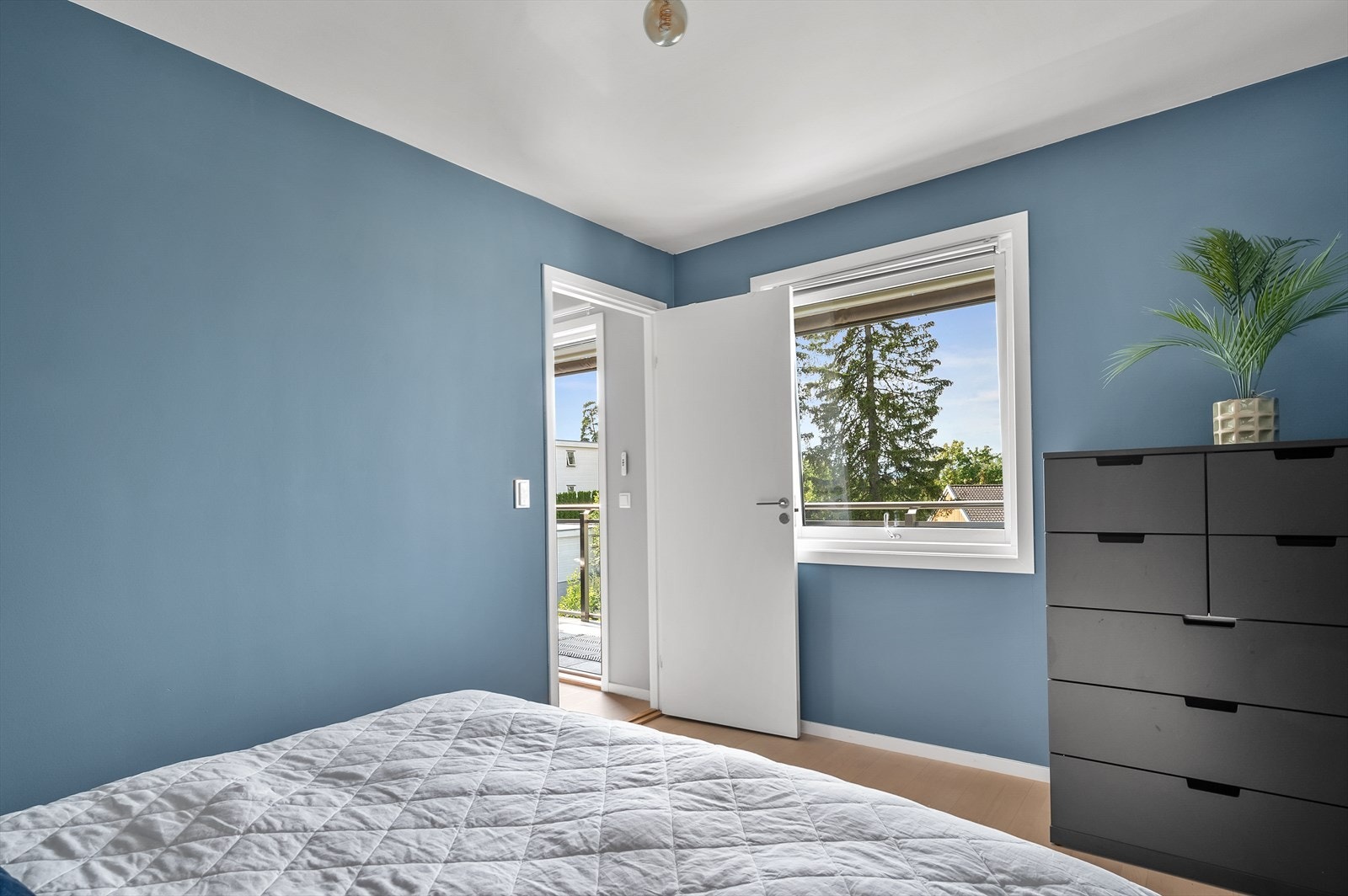 Soverommet vender ut mot rolige grøntarealer, noe som gir en fredelig og avslappende atmosfære. Galleribilde